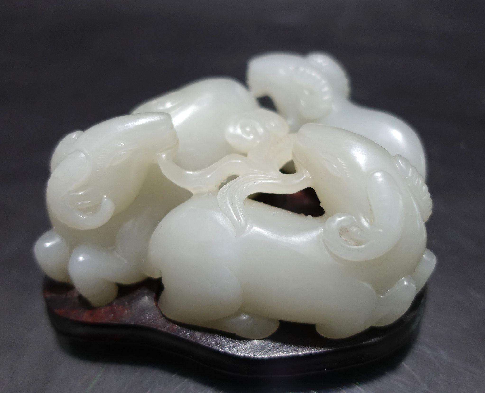 Autre Grand groupe chinois sculpté en jade blanc/gris  « 3 Rams » Début du 20e siècle en vente