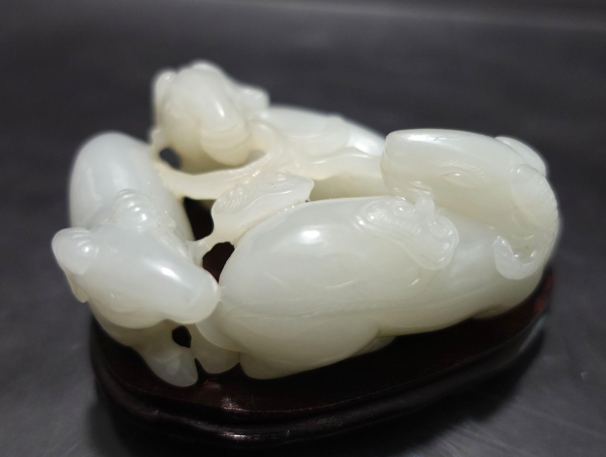 Sculpté à la main Grand groupe chinois sculpté en jade blanc/gris  « 3 Rams » Début du 20e siècle en vente