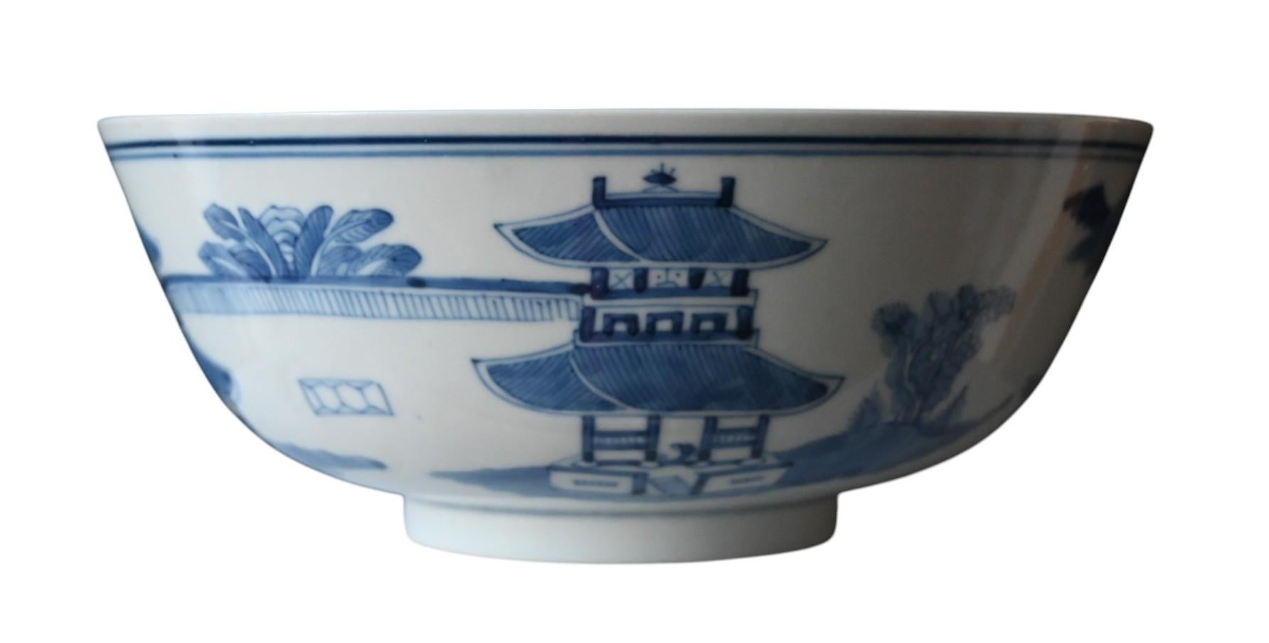 Eine große chinesische Porzellanschale  mit fein gemaltem blau/weißem Dekor aus dem 18.
Perfekter Zustand, UV-getestet
Durchmesser Schale 20,2 cm
Der Versand erfolgt in doppelter Box für die Sicherheit und mit Fedex