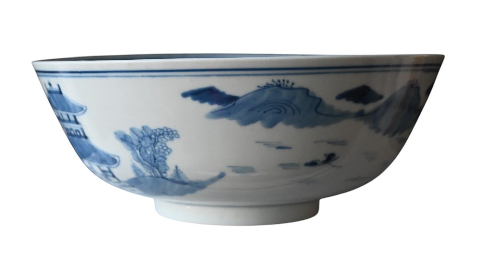 Antike große blau-weiße chinesische Porzellanschale aus dem 18. Jahrhundert (Qing-Dynastie) im Angebot