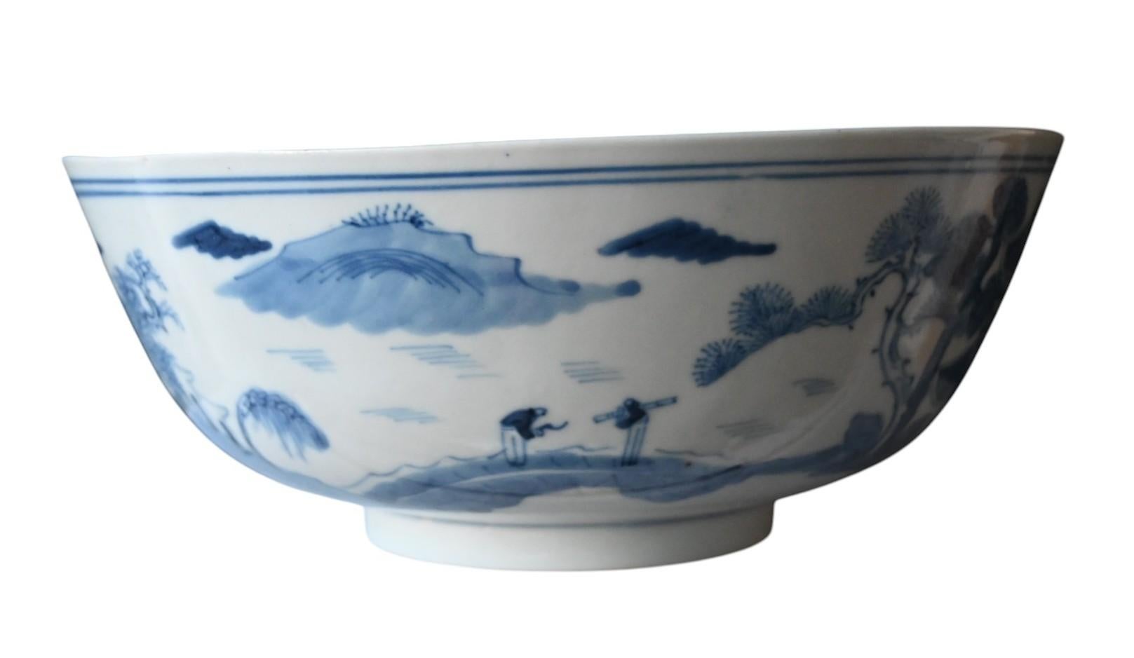 Antike große blau-weiße chinesische Porzellanschale aus dem 18. Jahrhundert im Zustand „Gut“ im Angebot in Bilzen, BE