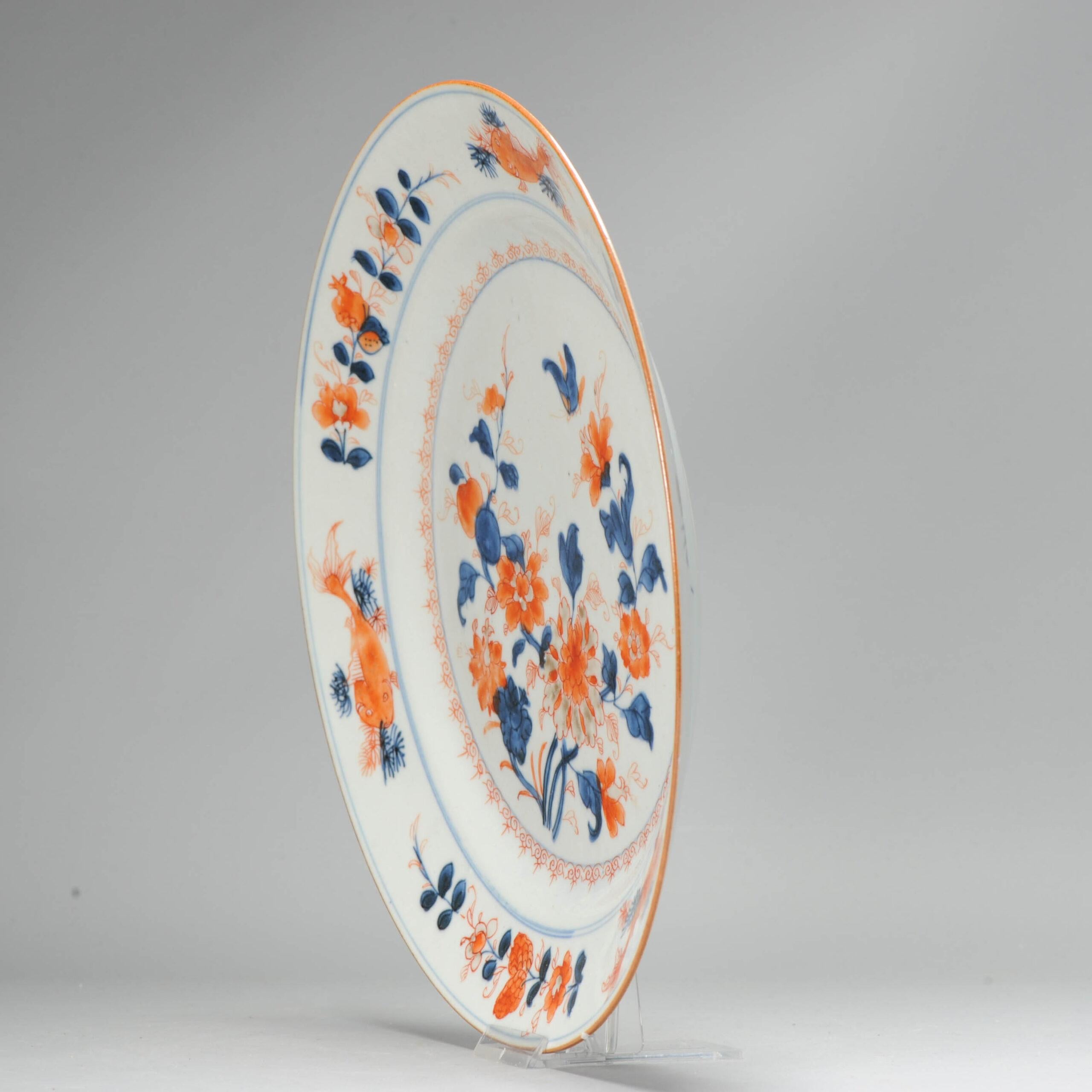 Ein wunderschönes und hochwertig bemaltes Imari-Schälchen mit einer ungewöhnlichen, reich verzierten Szene mit Goldfischen und verschiedenen Blumen.

Zusätzliche Informationen:
MATERIAL: Porzellan & Töpferei
Kaiser: Kangxi