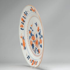 Grand plat en porcelaine chinoise d'époque Kangxi à fleurs Imari et finitions dorées