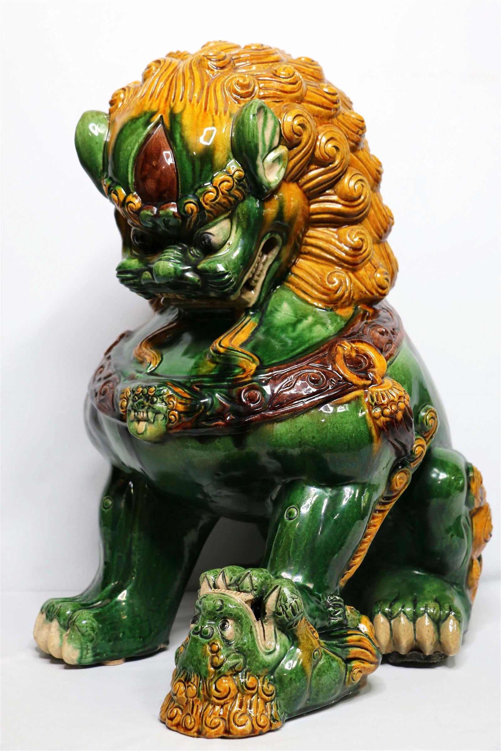 Antiker großer chinesischer Shanxi-glasierter Keramik- Foo-Hunde aus Keramik (Chinesisch) im Angebot