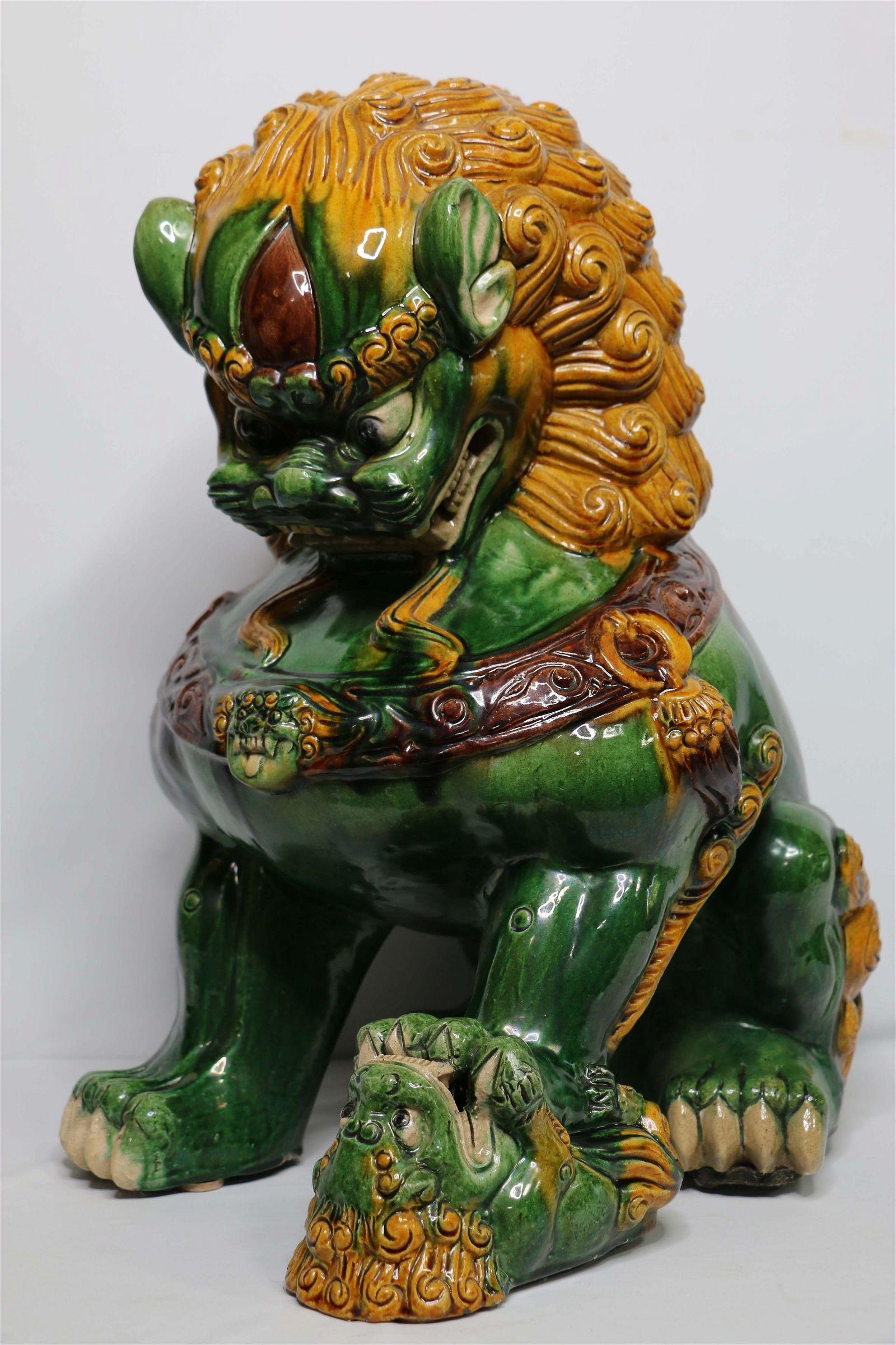 Antiker großer chinesischer Shanxi-glasierter Keramik- Foo-Hunde aus Keramik (Handgefertigt) im Angebot