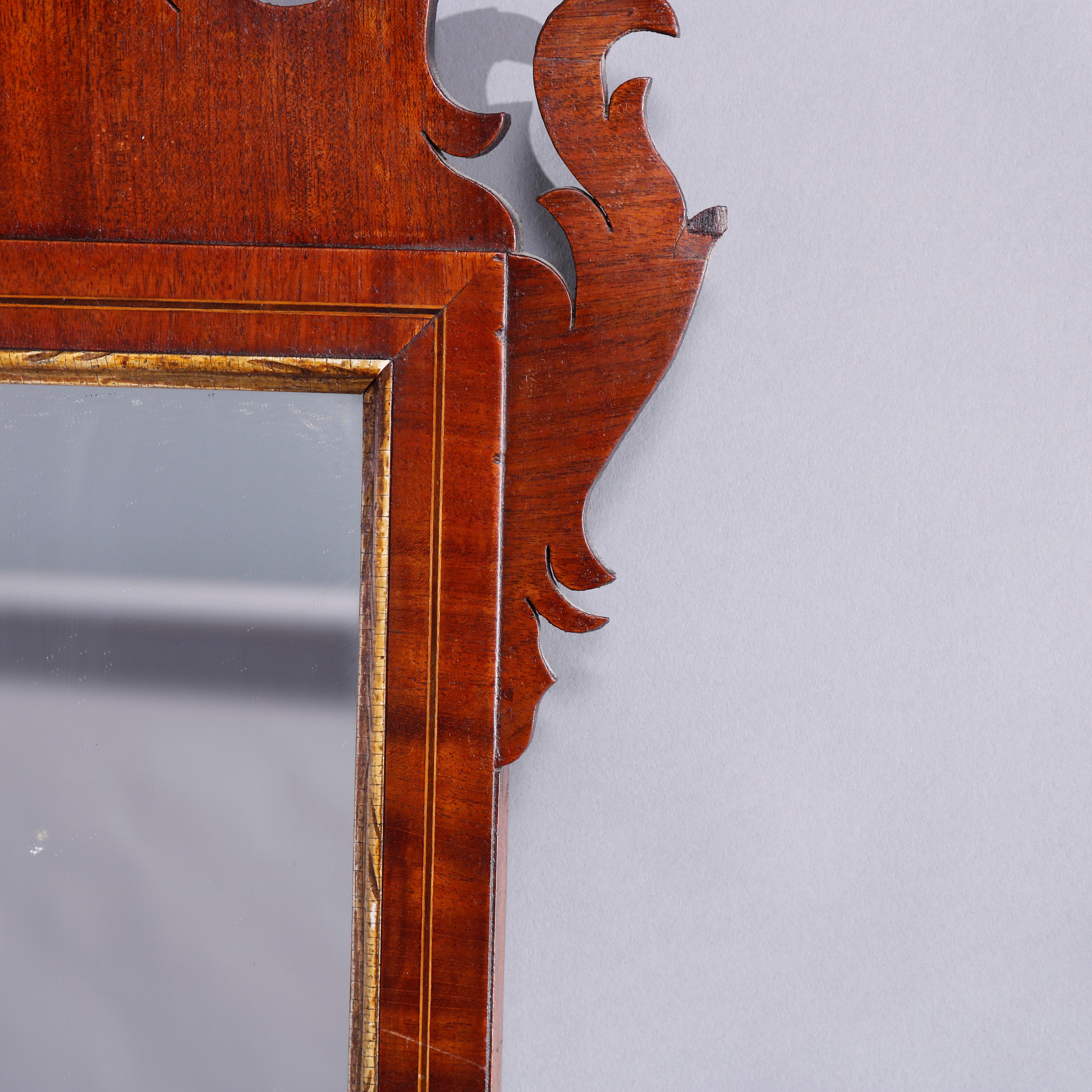 Doré Grand miroir mural ancien de style Chippendale en acajou doré avec phénix, vers 1810 en vente