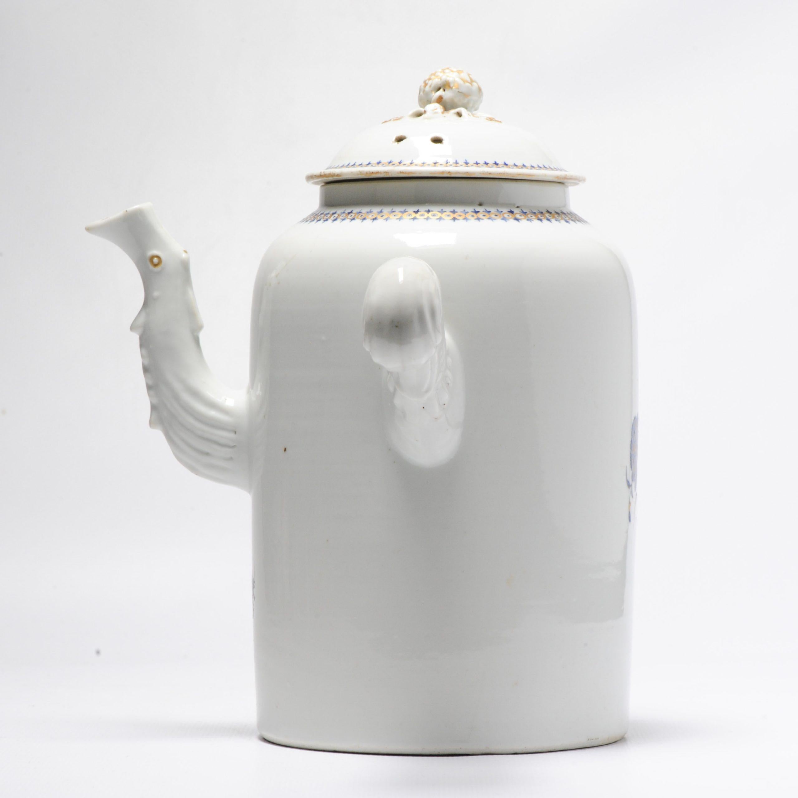 Rare chocolatière peinte en bon état et de qualité.

Décoration minimale mais très bien réalisée avec 2 fleurs détaillées.

Probablement Qianlong/Jiaqing

Informations complémentaires :
MATERIAL : Porcelaine et poterie
Région d'origine :