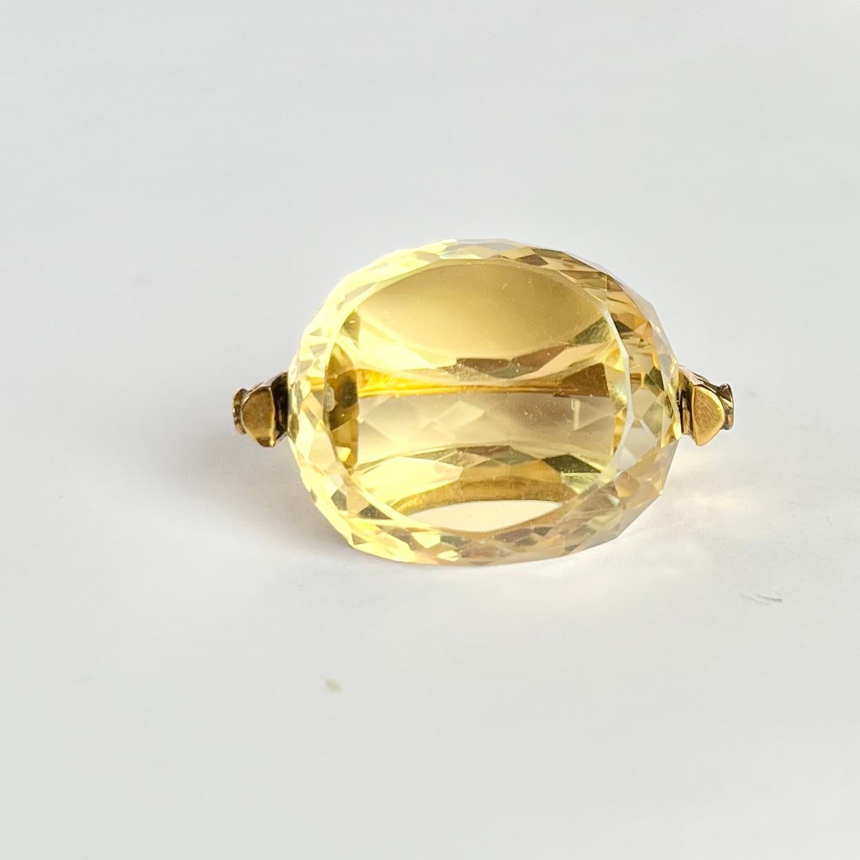 Édouardien Grand bouton pivotant ancien en or 9 carats et citrine en vente