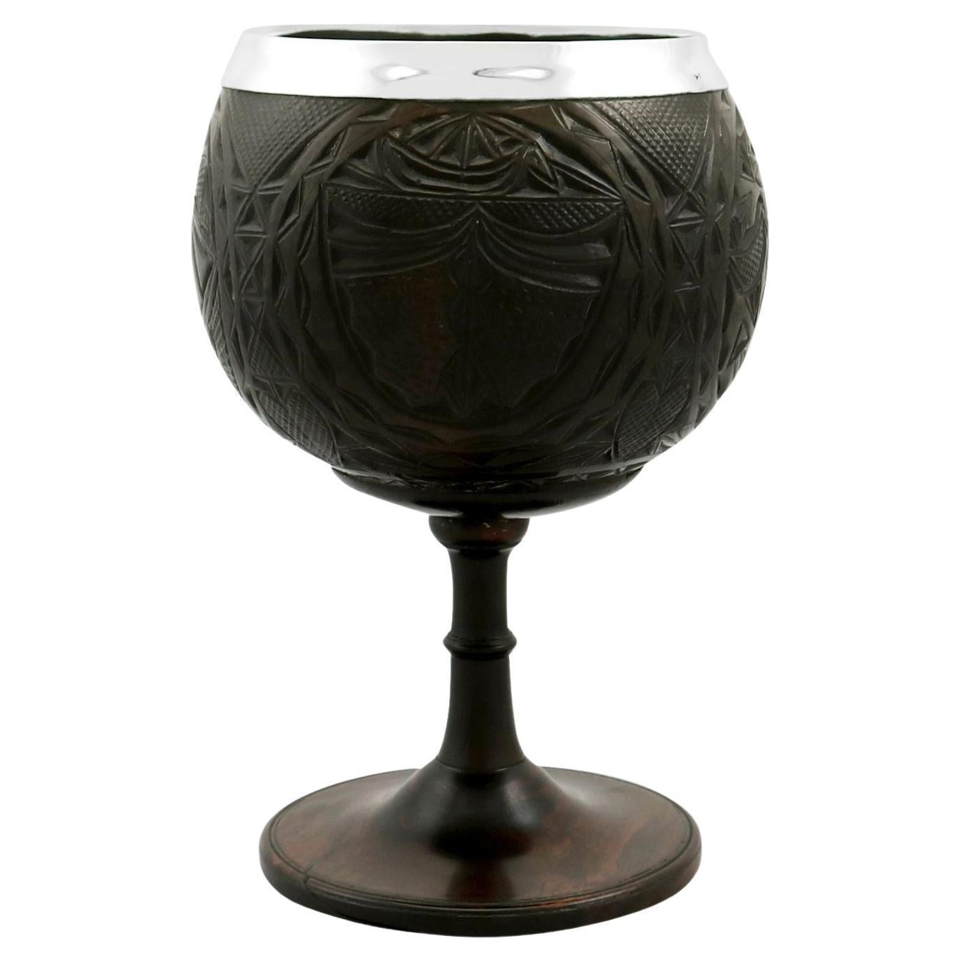 Ancienne grande tasse à noix de coco continentale montée en argent sterling en vente