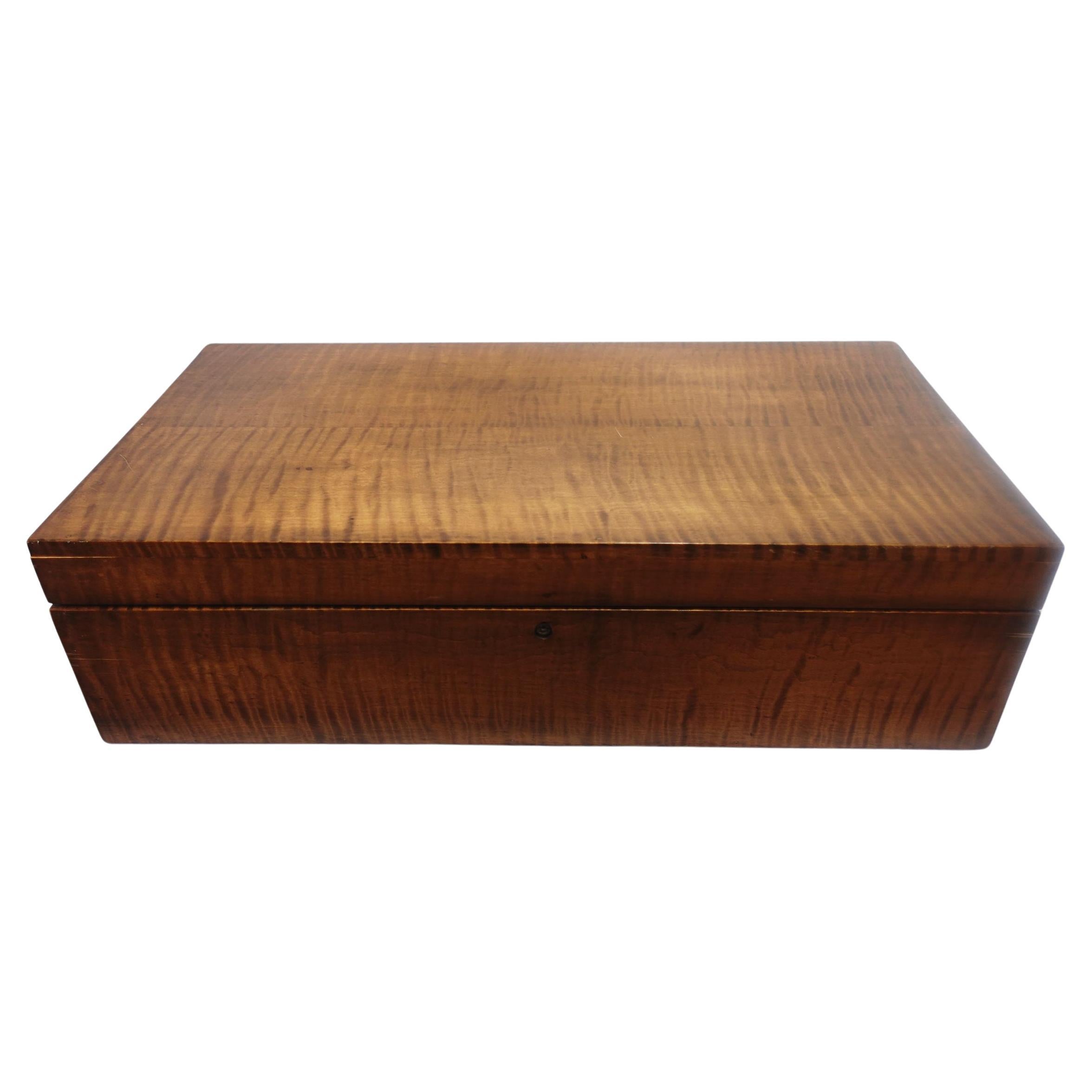 Antike große Lift-Top-Schachtel aus Tigerahornholz im Landhausstil RB#01 im Angebot