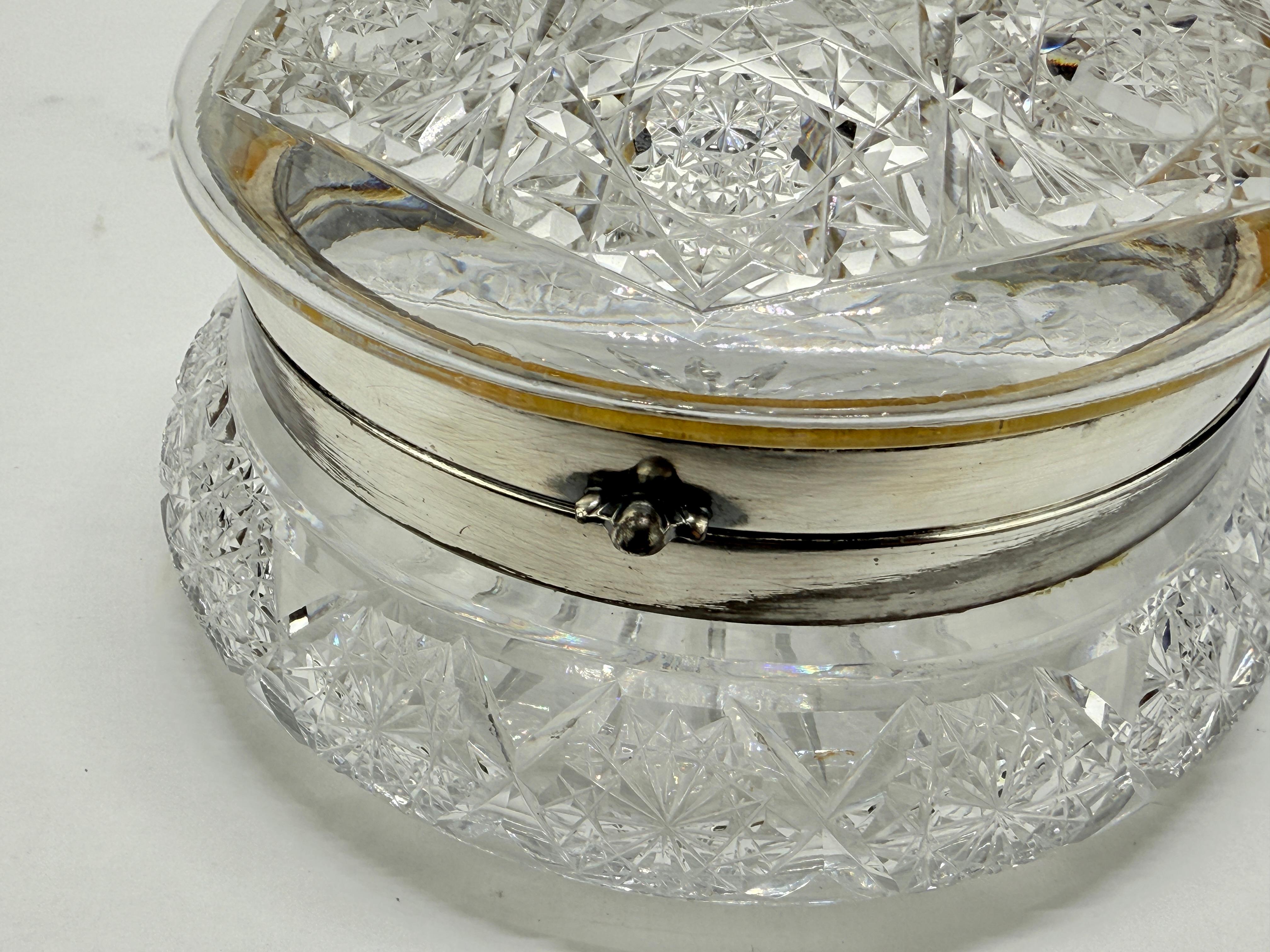 Ancienne boîte de toilette ou commode à charnières en cristal taillé et métal argenté en vente 3