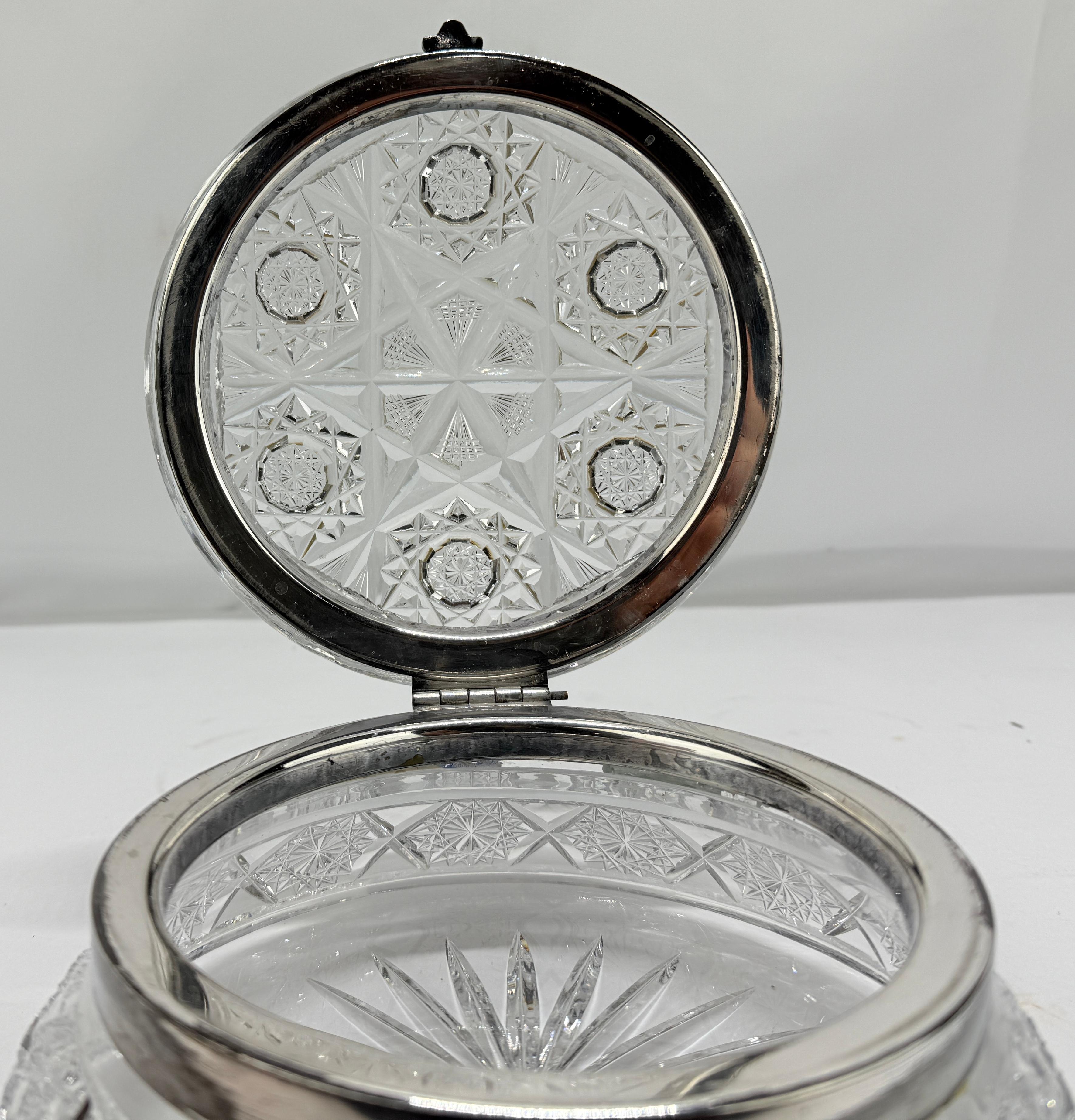 Il s'agit d'un coffret de toilette ou d'une commode en cristal taillé et plaqué argent de la fin du XIXe siècle ou du début du XXe siècle, caractérisé par un corps et un couvercle à facettes complexes. Le cristal est taillé de manière experte dans