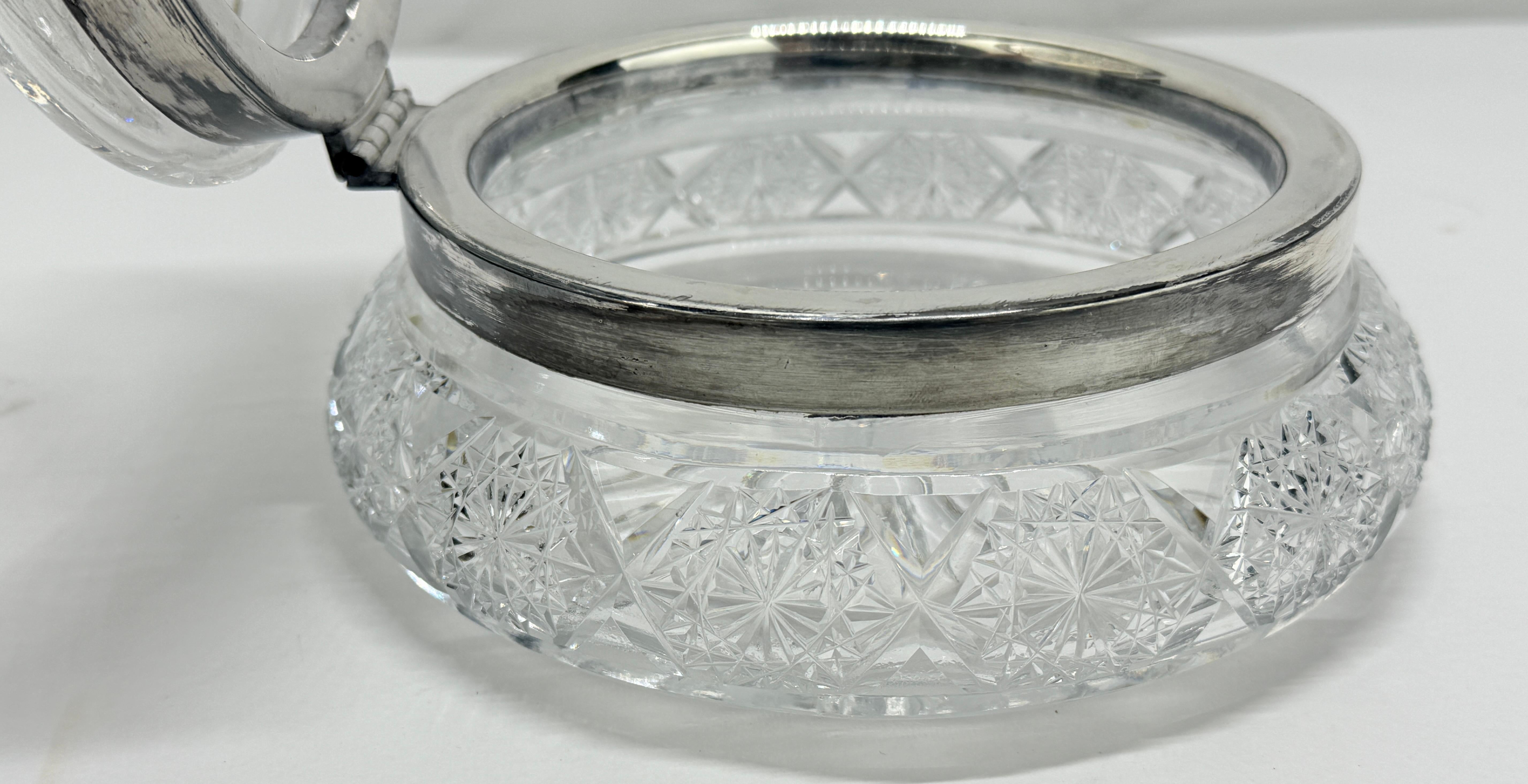 Ancienne boîte de toilette ou commode à charnières en cristal taillé et métal argenté Bon état - En vente à Atlanta, GA