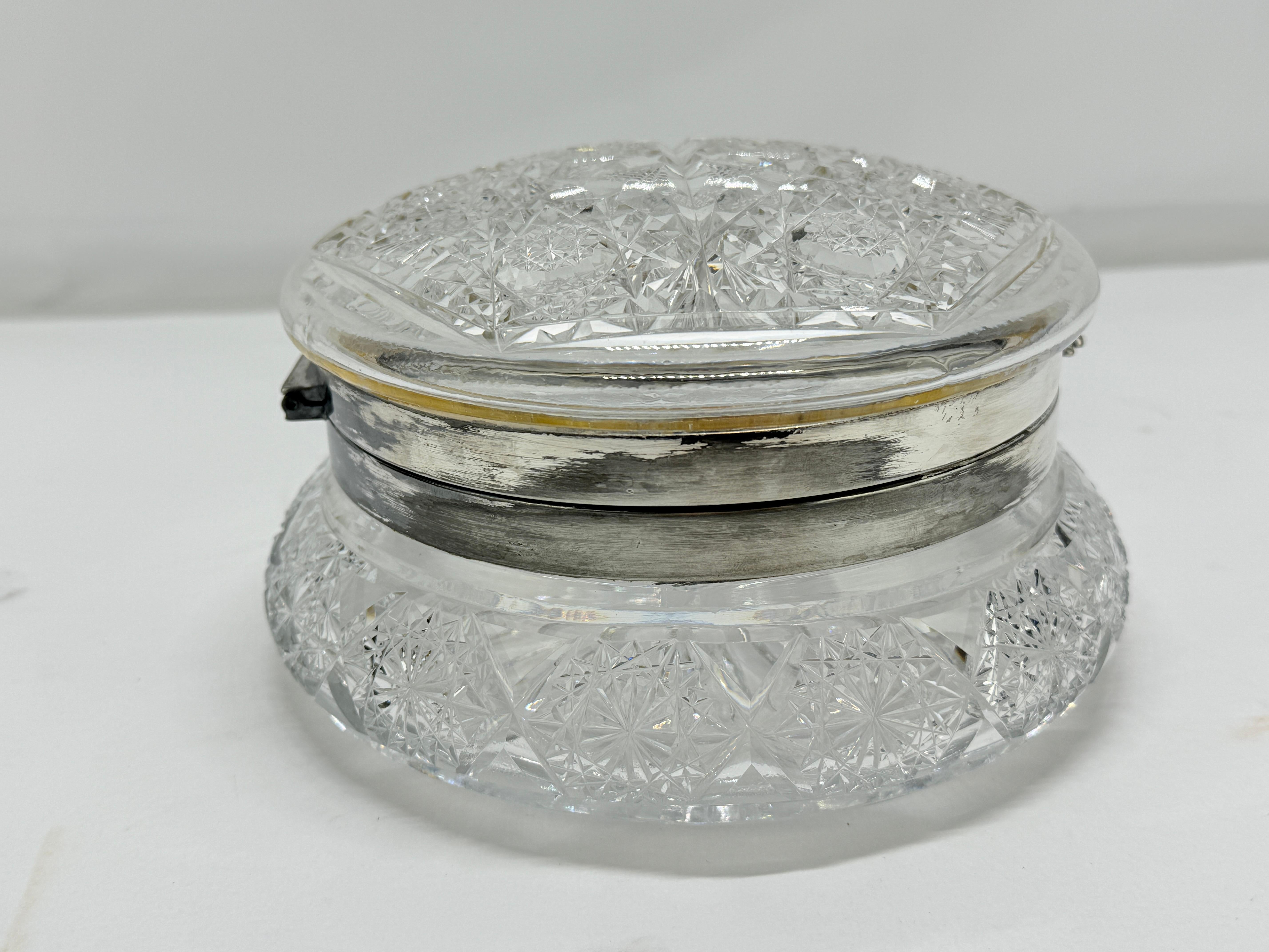 20ième siècle Ancienne boîte de toilette ou commode à charnières en cristal taillé et métal argenté en vente