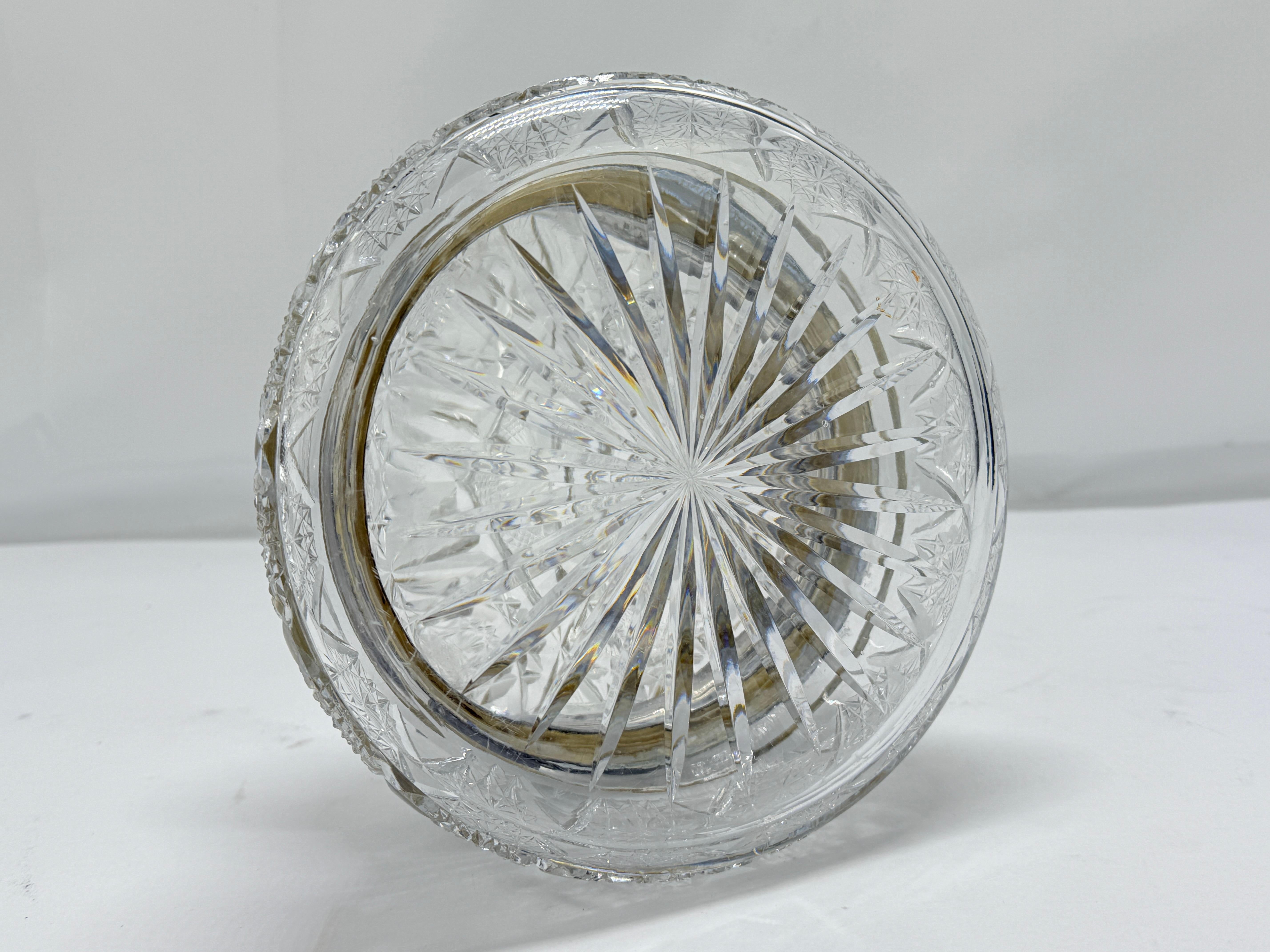 Verre taillé Ancienne boîte de toilette ou commode à charnières en cristal taillé et métal argenté en vente