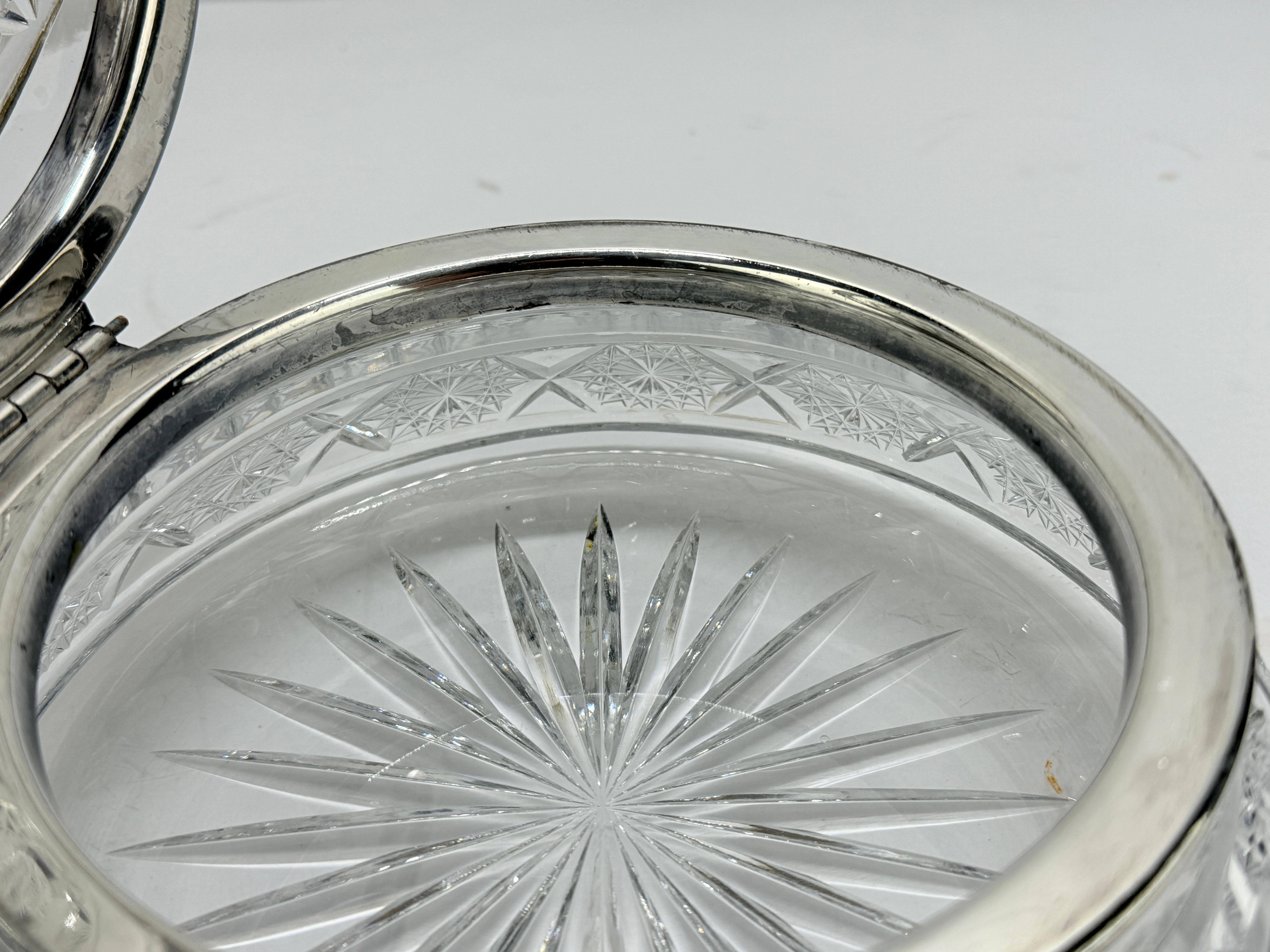 Ancienne boîte de toilette ou commode à charnières en cristal taillé et métal argenté en vente 2