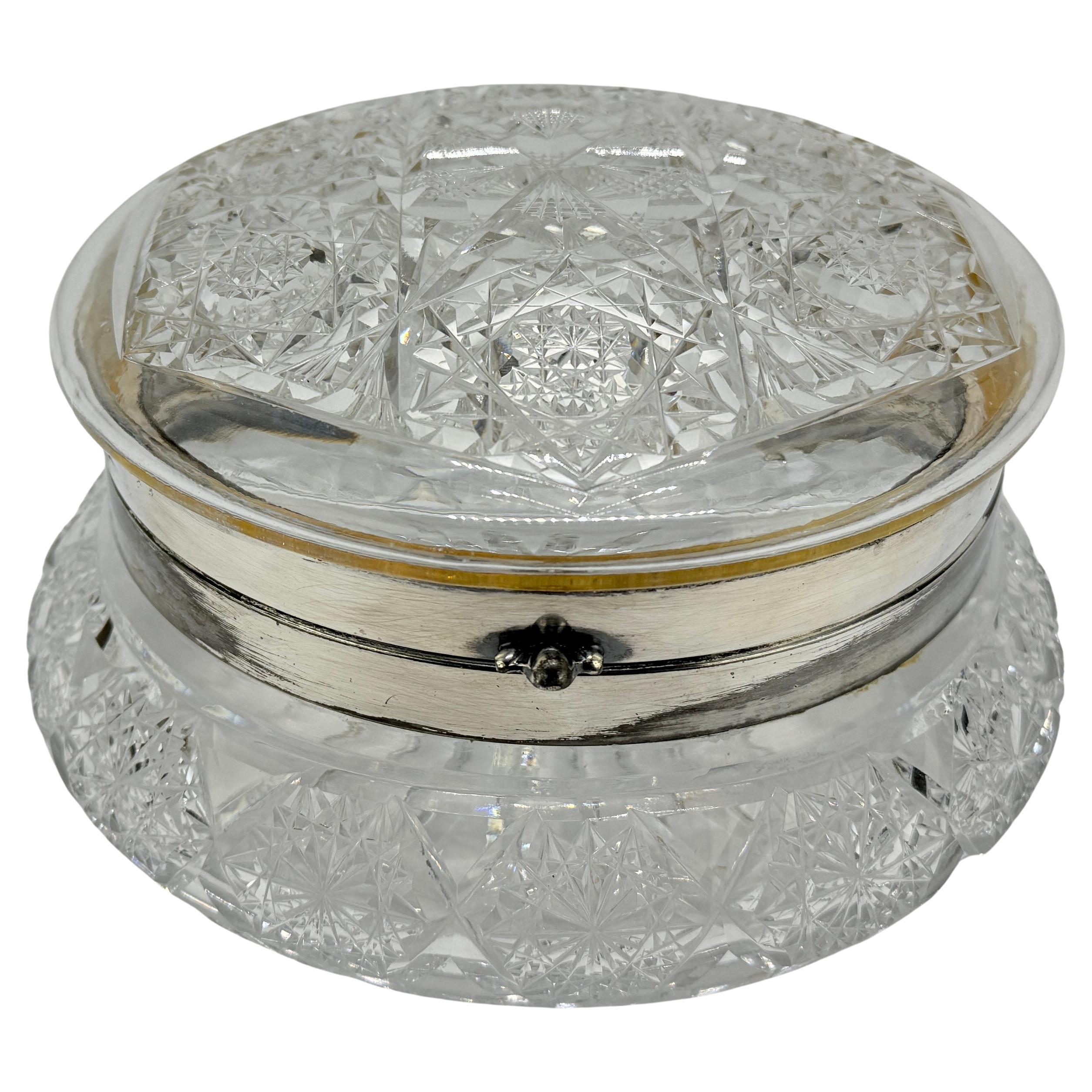 Caja de tocador antigua de cristal tallado y chapa de plata con bisagras