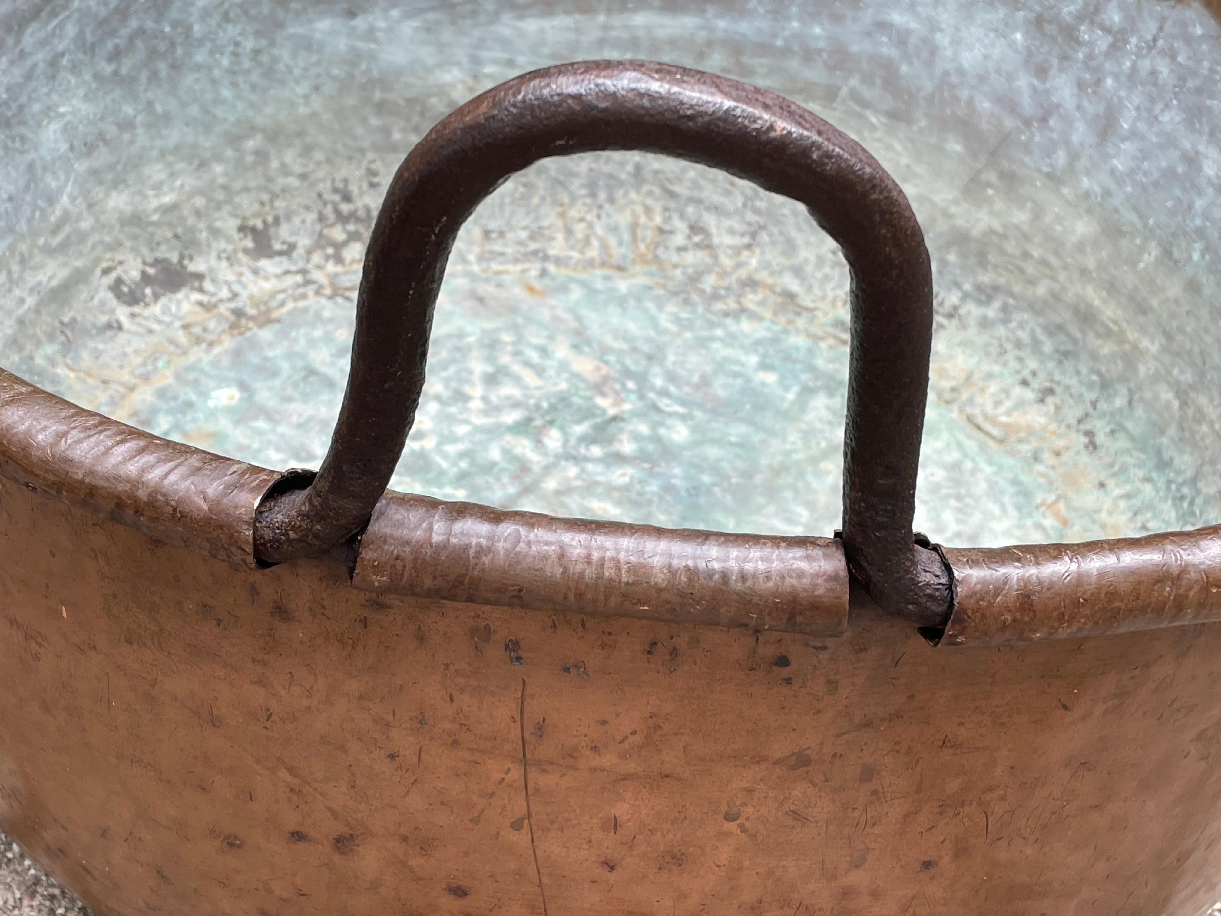 Antique, Large & Decorative Hand Hammered Copper and Forged Iron Firewood Bucket In Excellent Condition For Sale In Lisse, NL