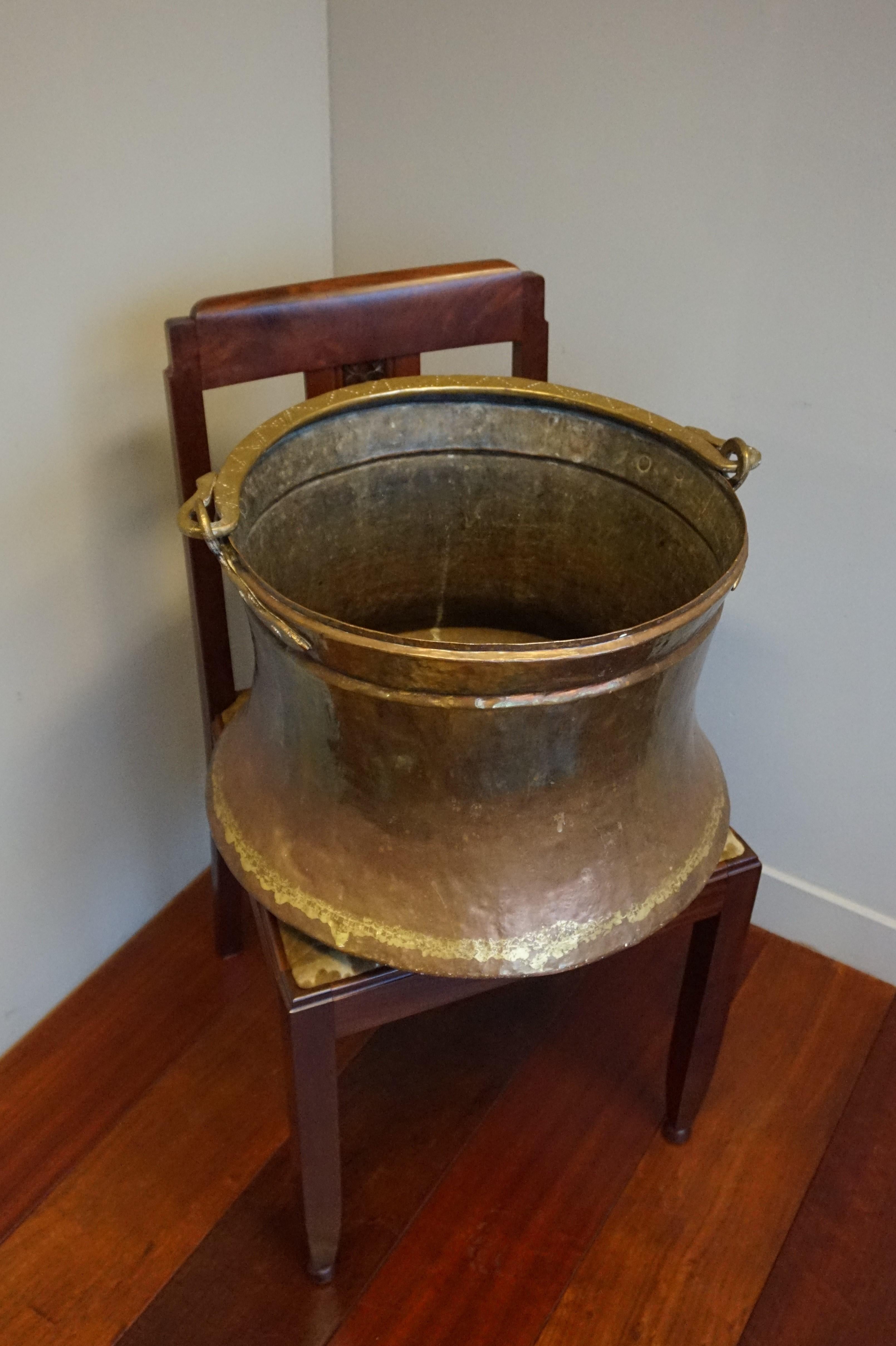 Antique, Large & Decorative Hand Hammered Copper & Cast Bronze Firewood Bucket In Excellent Condition In Lisse, NL