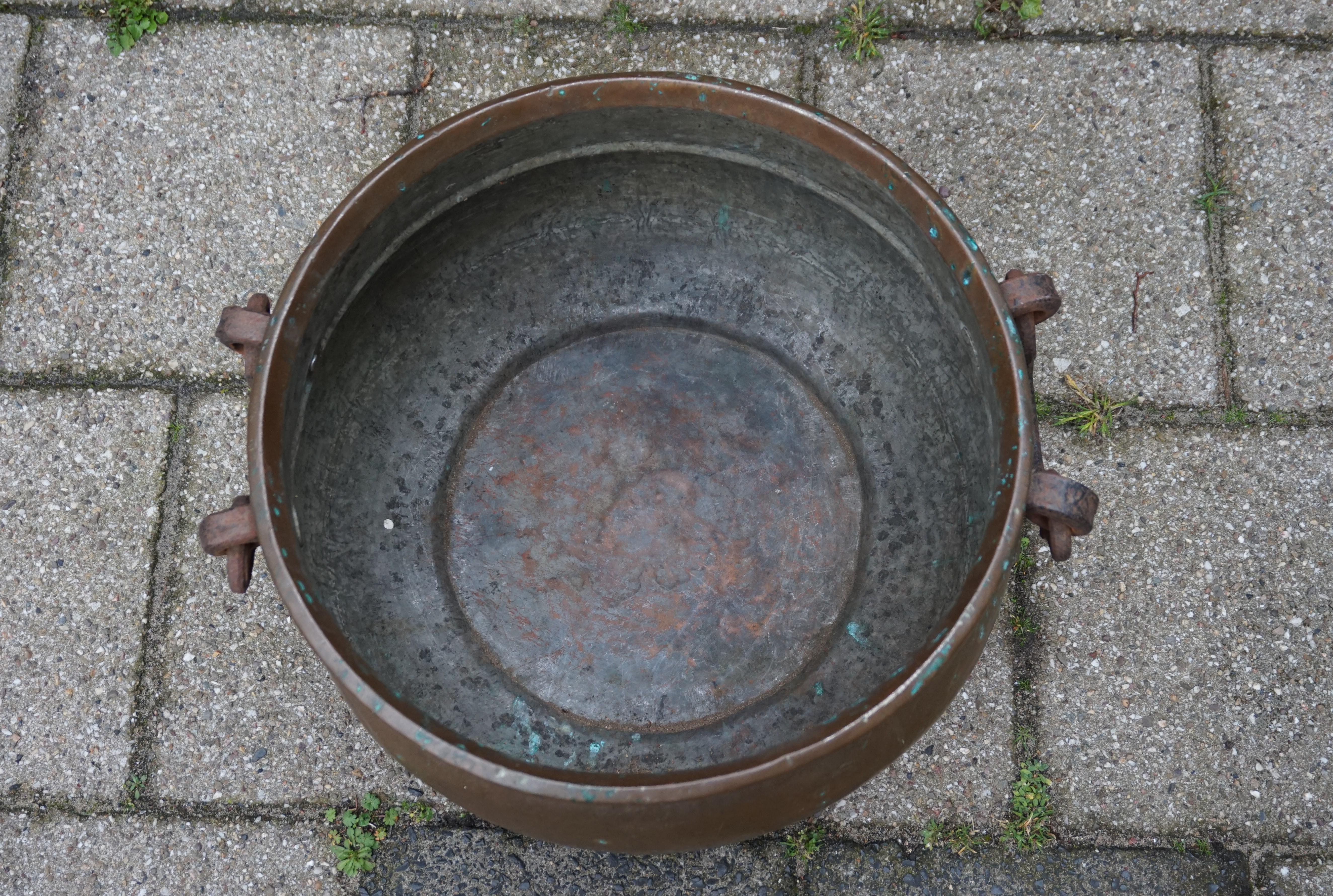 Antique, Large & Decorative Hand Hammered Copper & Wrought Iron Firewood Bucket In Excellent Condition In Lisse, NL