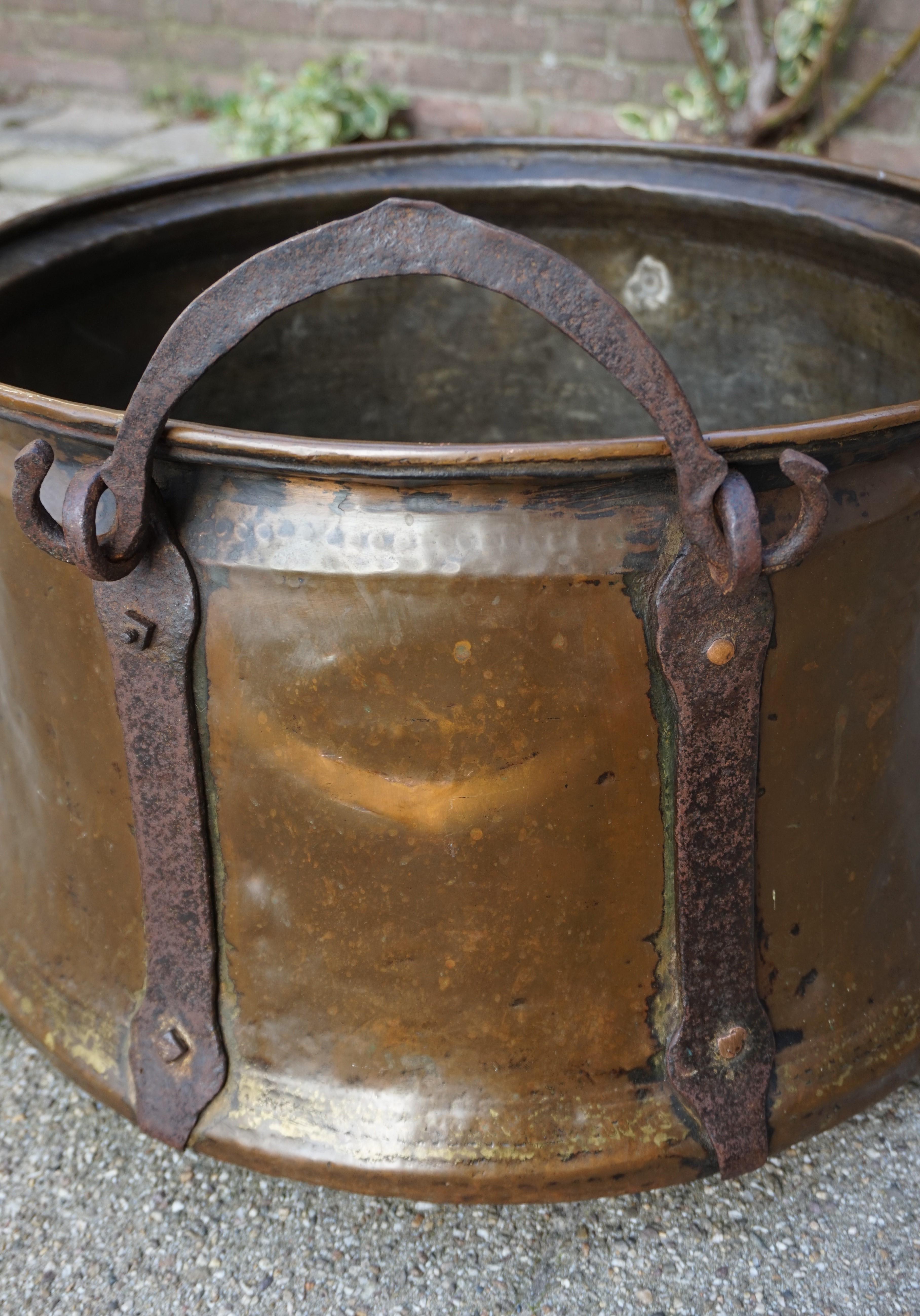 Antique, Large & Decorative Hand Hammered Copper & Wrought Iron Firewood Bucket In Good Condition In Lisse, NL