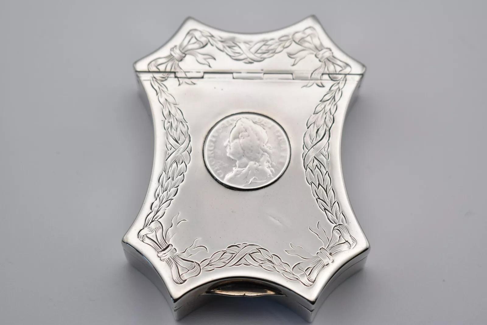 Caja de rapé antigua grande de sobremesa con monedas de plata y grabados detallados en Excelente estado para la venta en London, GB