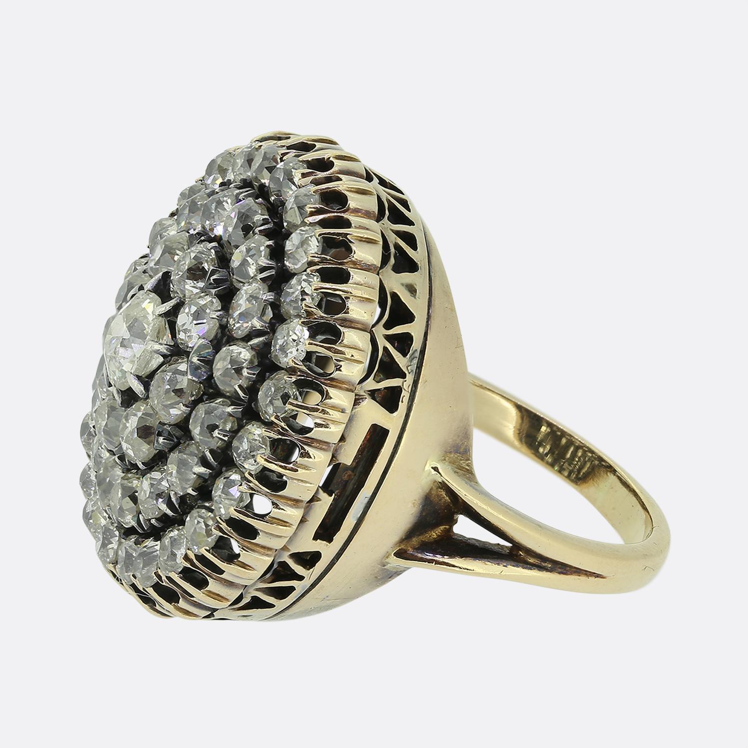 Si tratta di un anello a grappolo con diamanti taglio vecchio che fa bella mostra di sé. La testa dell'anello è stata trasformata da una chiusura di diamanti e si trova su un nastro d'oro 14ct. Anche se è stata trasformata, hanno fatto un lavoro