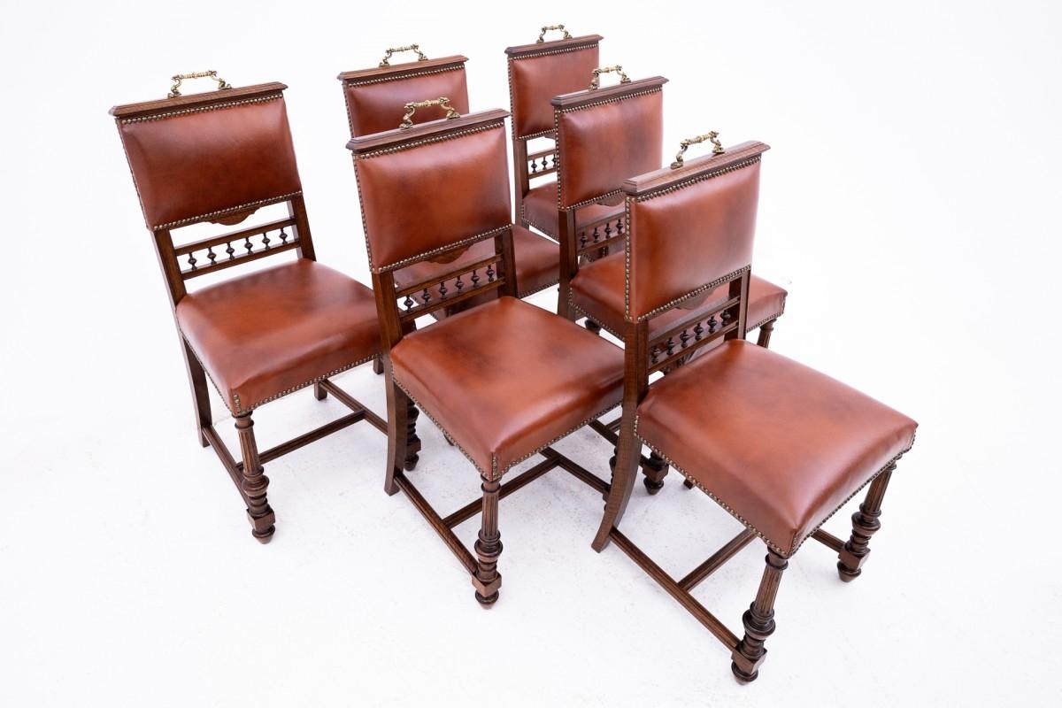 Antique table with a set of six chairs from around 1870, Western Europe.

Furniture in very good condition, after professional renovation. The seats and backs of the chairs have been covered with new fabric.

Dimensions:

Chairs: height 94 cm / seat