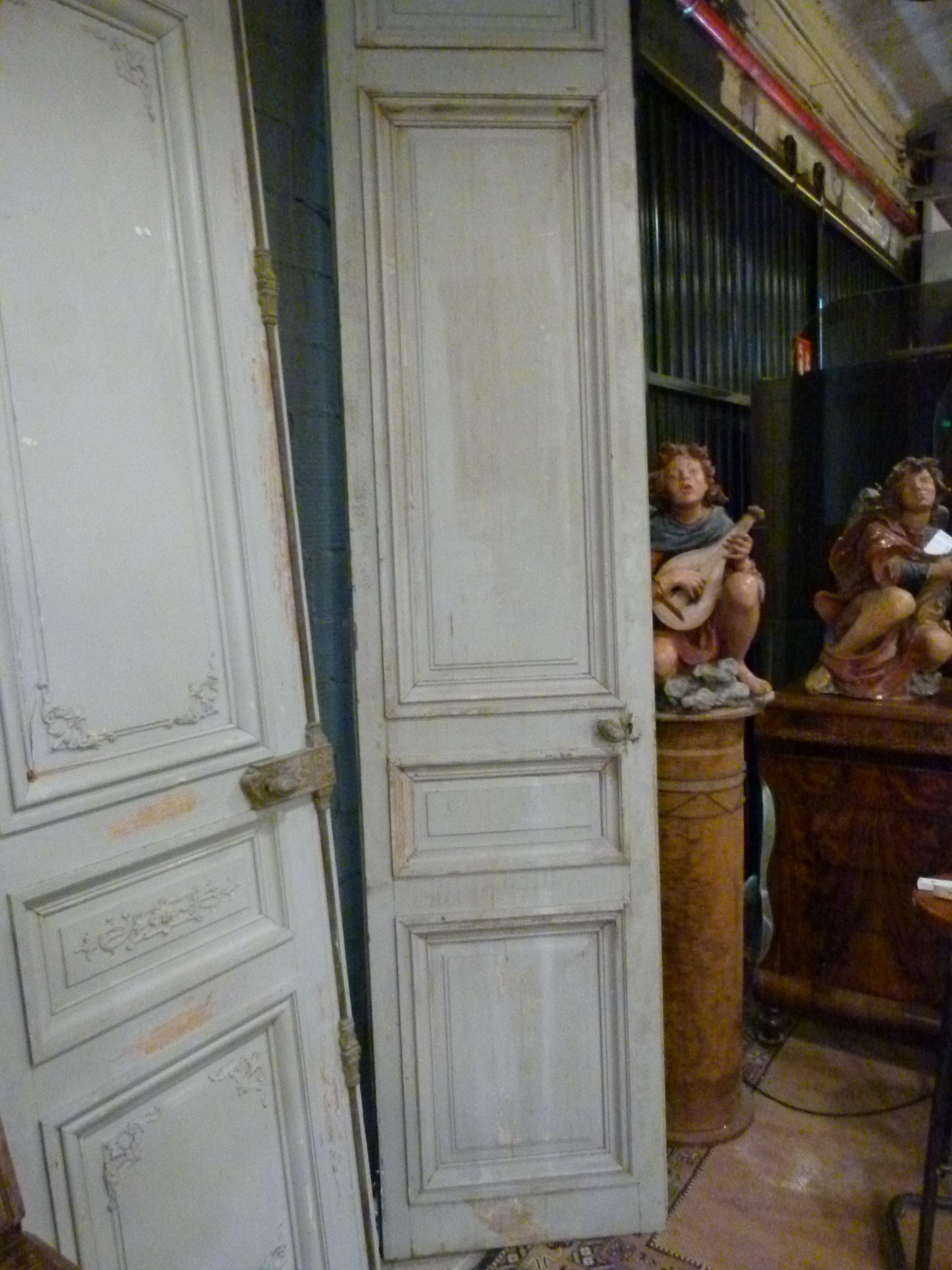 Espagnol Antique Grande porte d'intérieur en bois à deux battants de couleur blanche Patina en vente