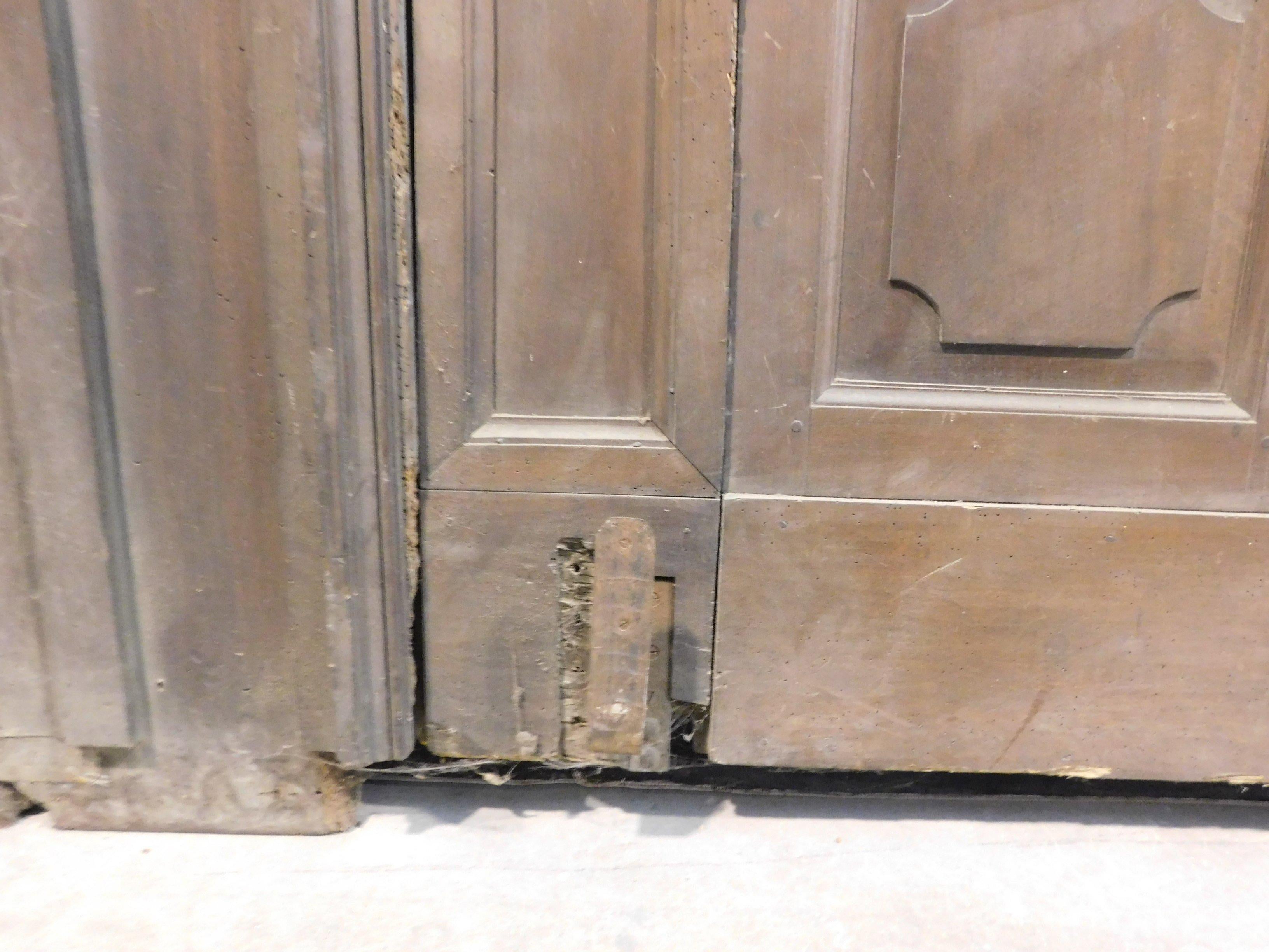 Antike große Tür aus braunem Nussbaumholz:: kleine Innentür:: 1800:: Italien im Angebot 7