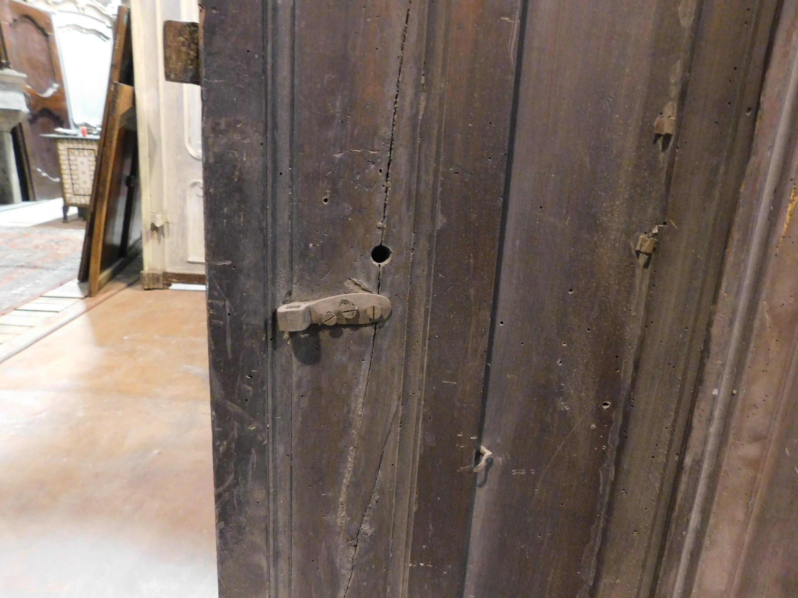 Antike große Tür aus braunem Nussbaumholz:: kleine Innentür:: 1800:: Italien im Angebot 8