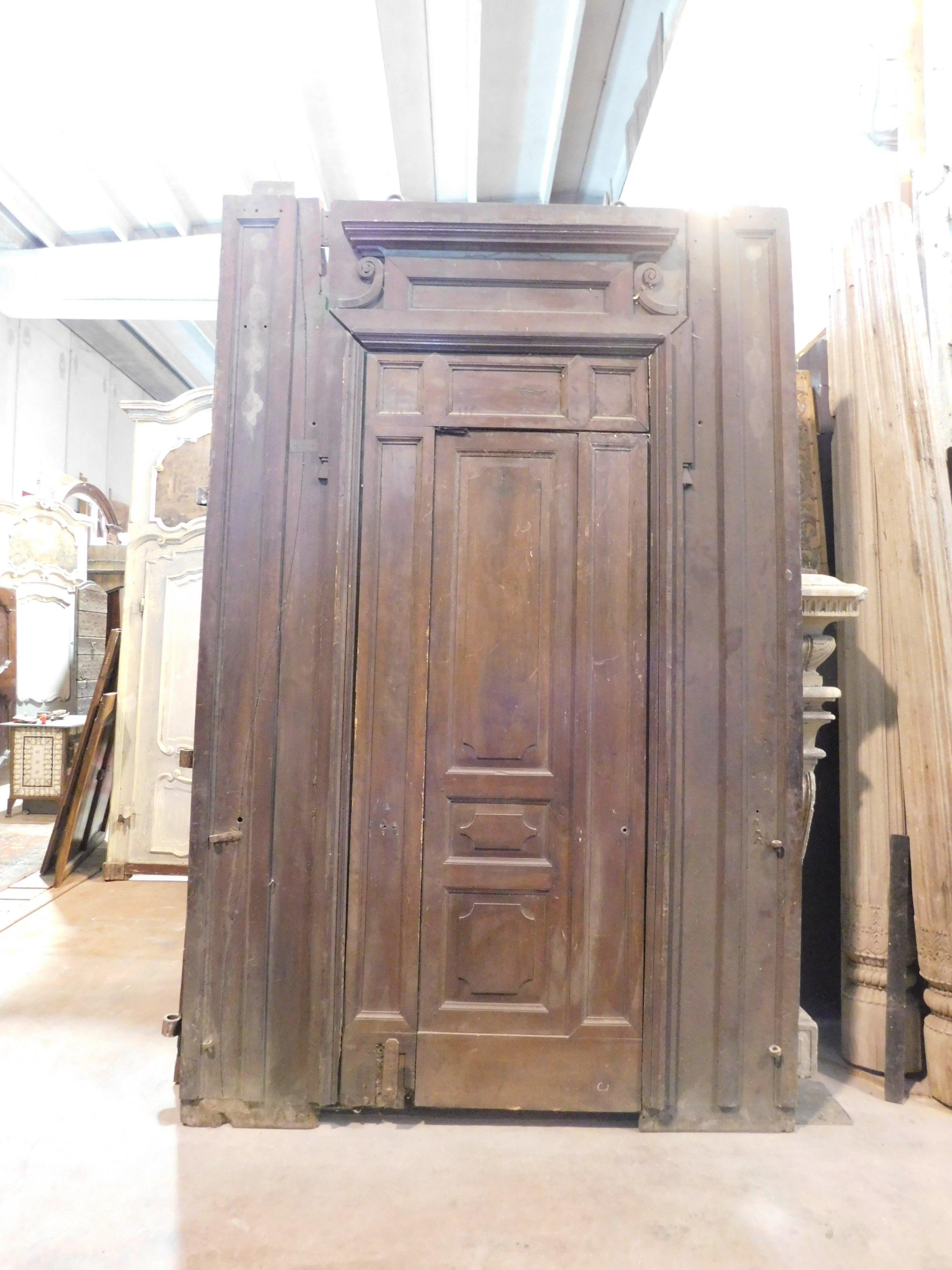 Antike große Tür aus braunem Nussbaumholz:: kleine Innentür:: 1800:: Italien (Handgeschnitzt) im Angebot