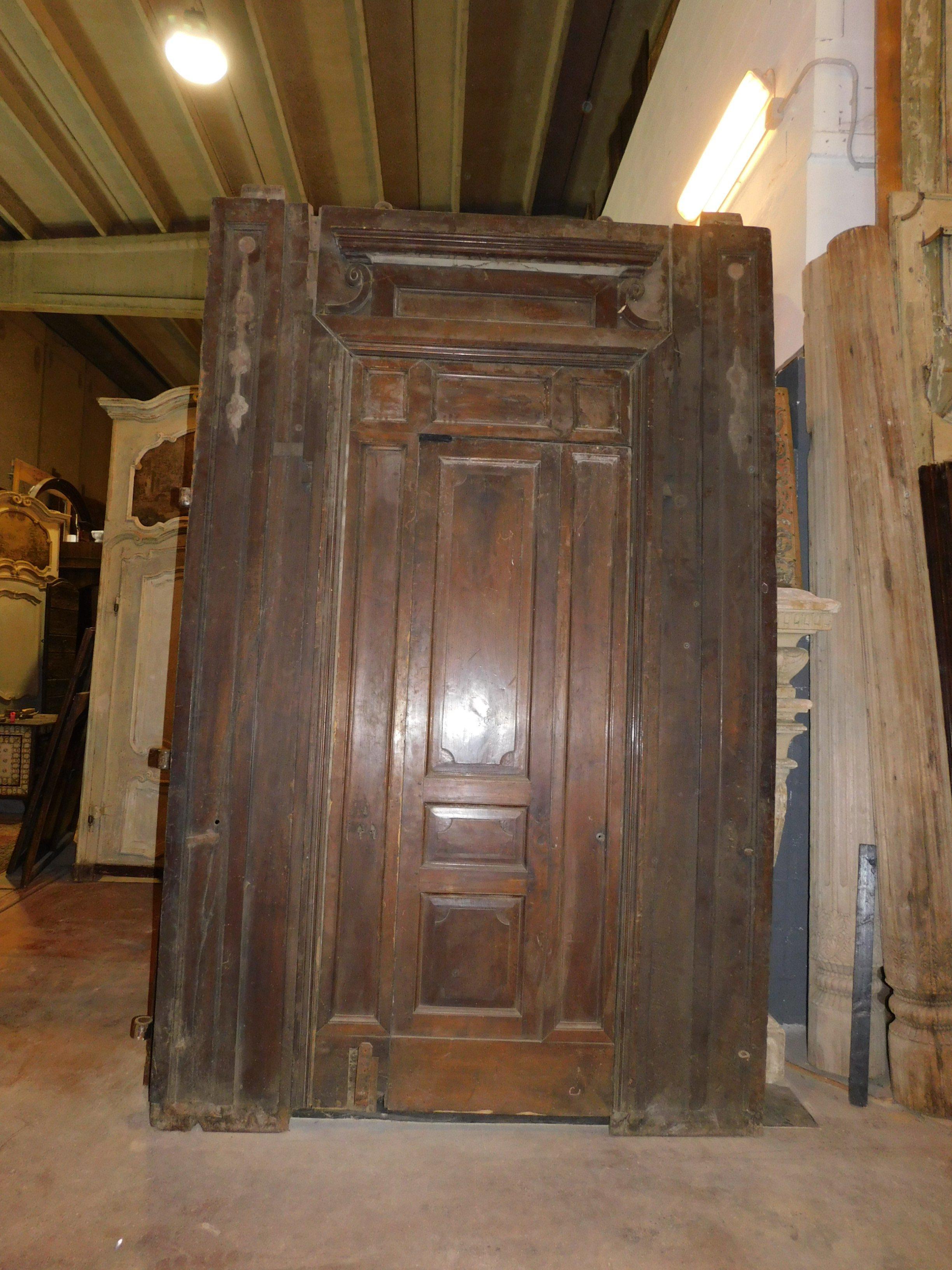 Sculpté à la main Antique grande porte en bois de noyer brun:: petite porte intérieure:: 1800:: Italie en vente