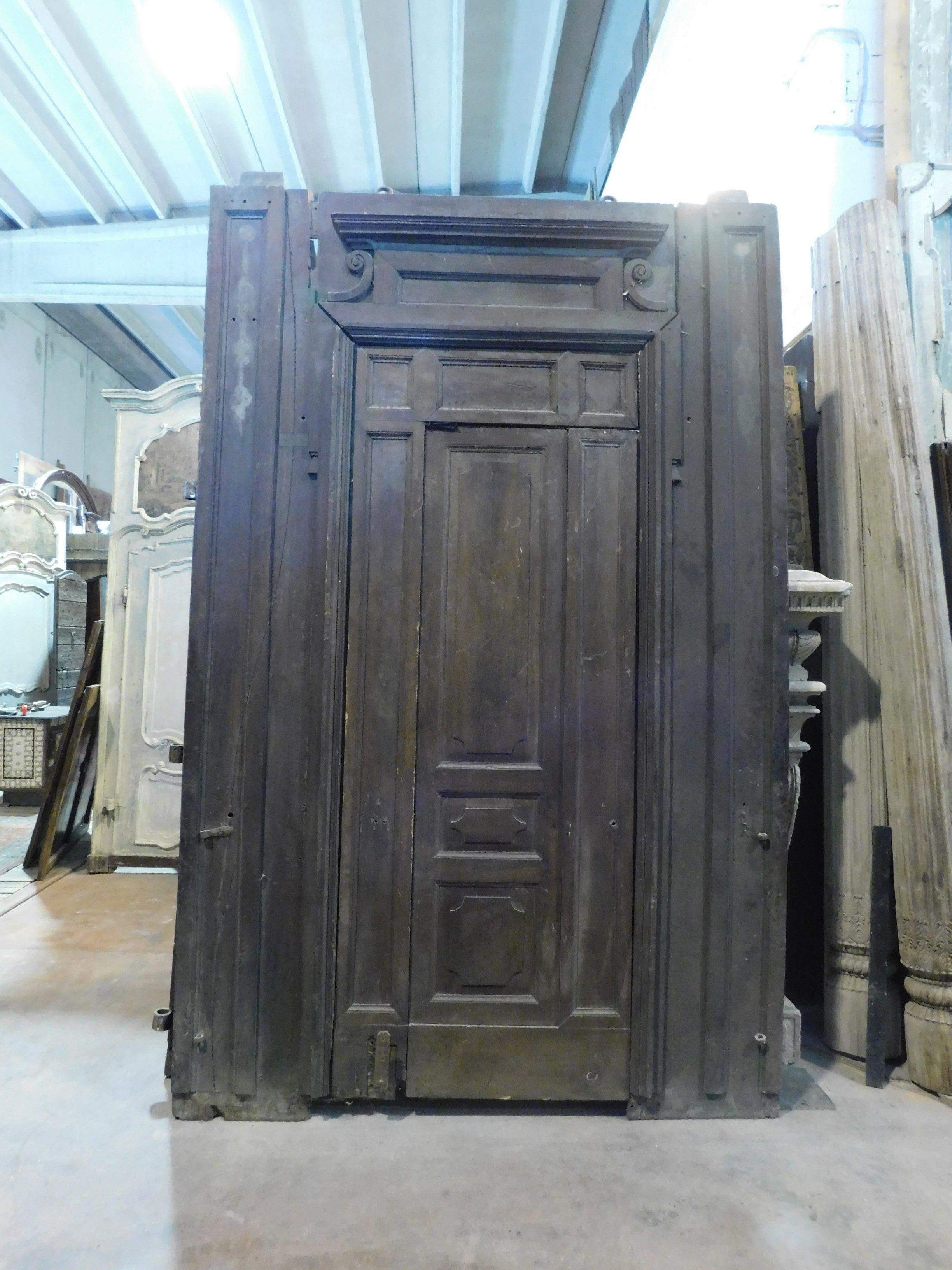 Antique Large Door in Brown Walnut Wood, Small Internal Door, 1800, Italy In Good Condition For Sale In Cuneo, Italy (CN)