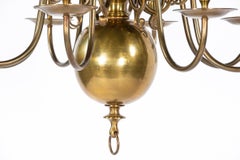 Antico grande lampadario elettrico a 8 luci in ottone patinato olandese o fiammingo