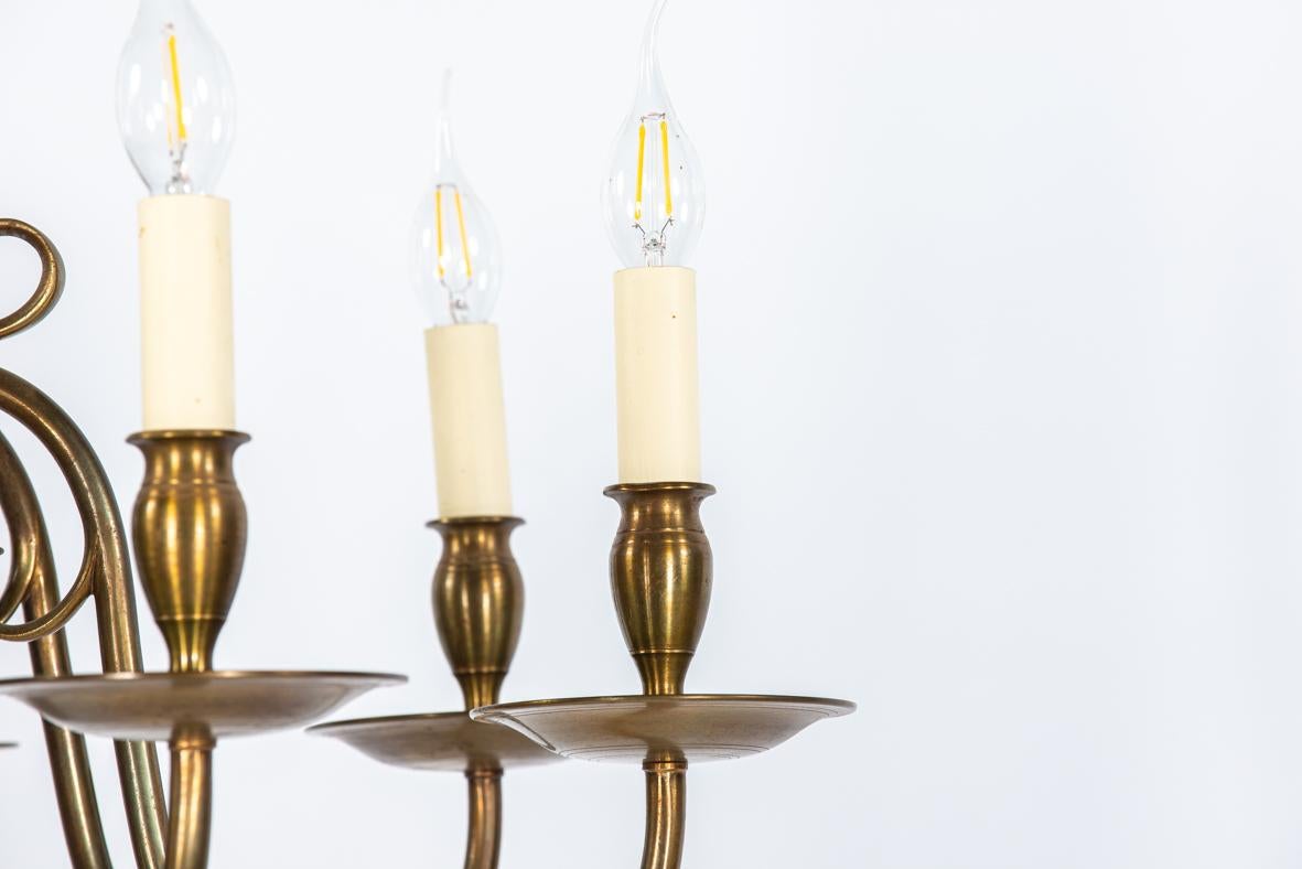 Antique large Dutch or Flemish patinated brass 8 light electric chandelier In Good Condition For Sale In Casteren, NL