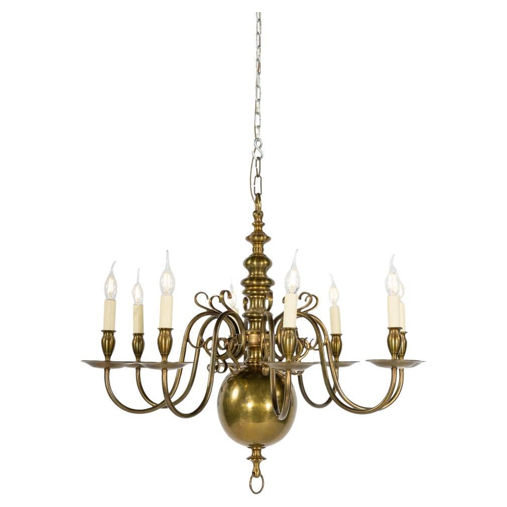 Antiguo gran candelabro eléctrico de 8 luces de latón patinado holandés o flamenco