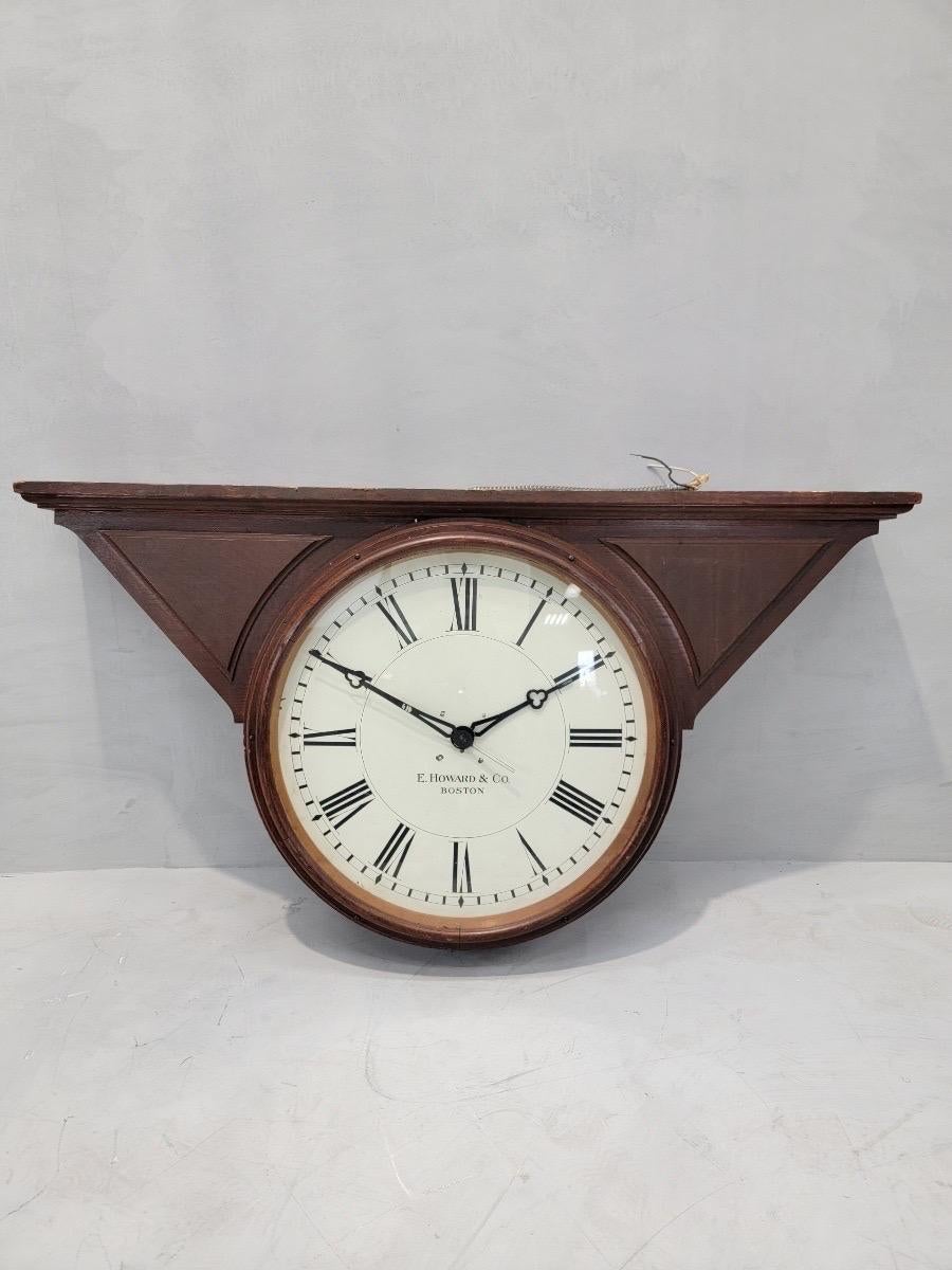 Empire américain Grand modèle E. Howard & Co. Horloge de banque en chêne à double face et à montage par le haut en vente