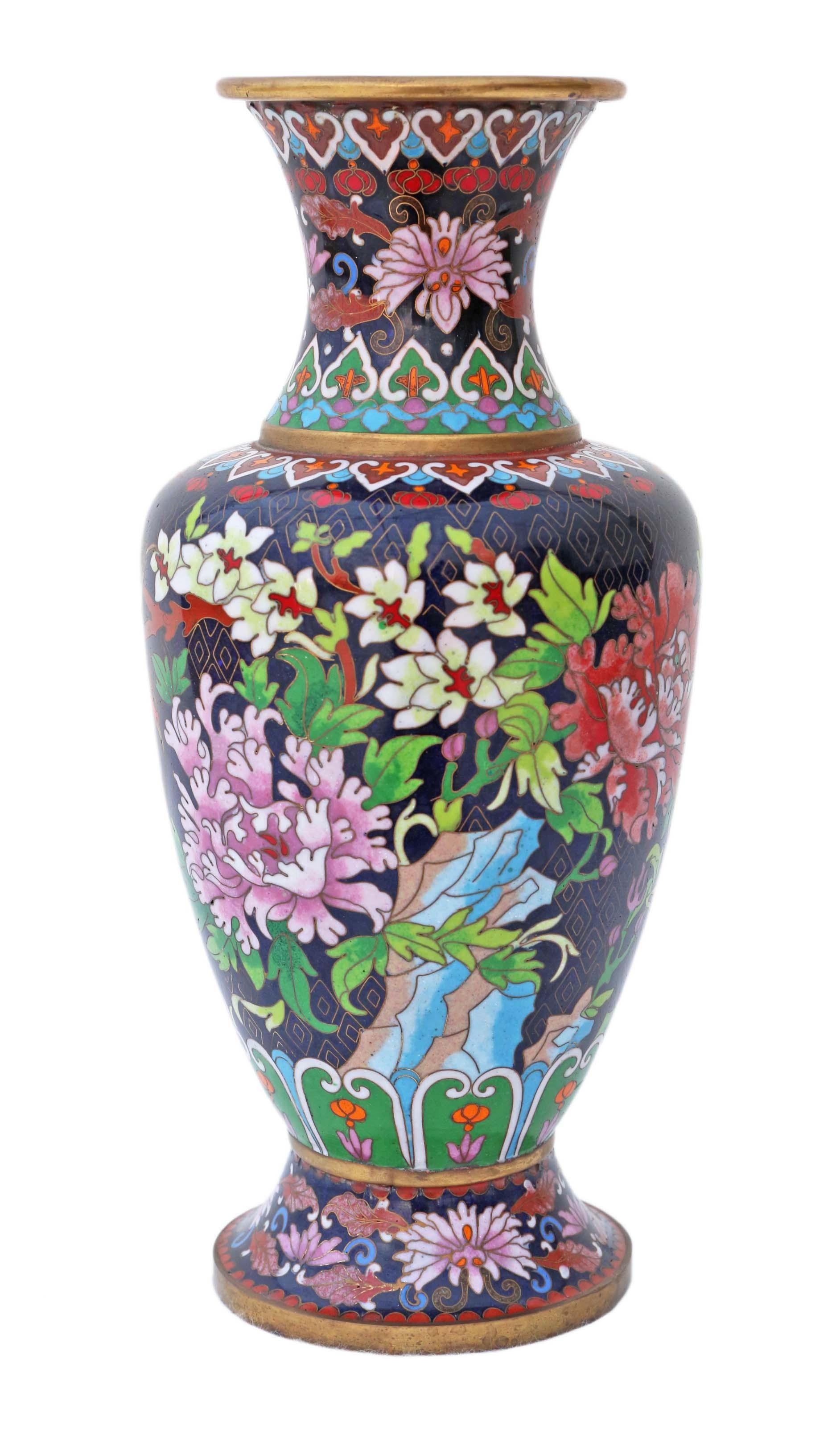 Antique large early 20th century Oriental cloisonné vase. Made of brass/bronze with enamel, gilt and stone decoration.
A lovely quality piece with large impressive proportions.
Would look amazing in the right location!
Overall maximum dimensions: