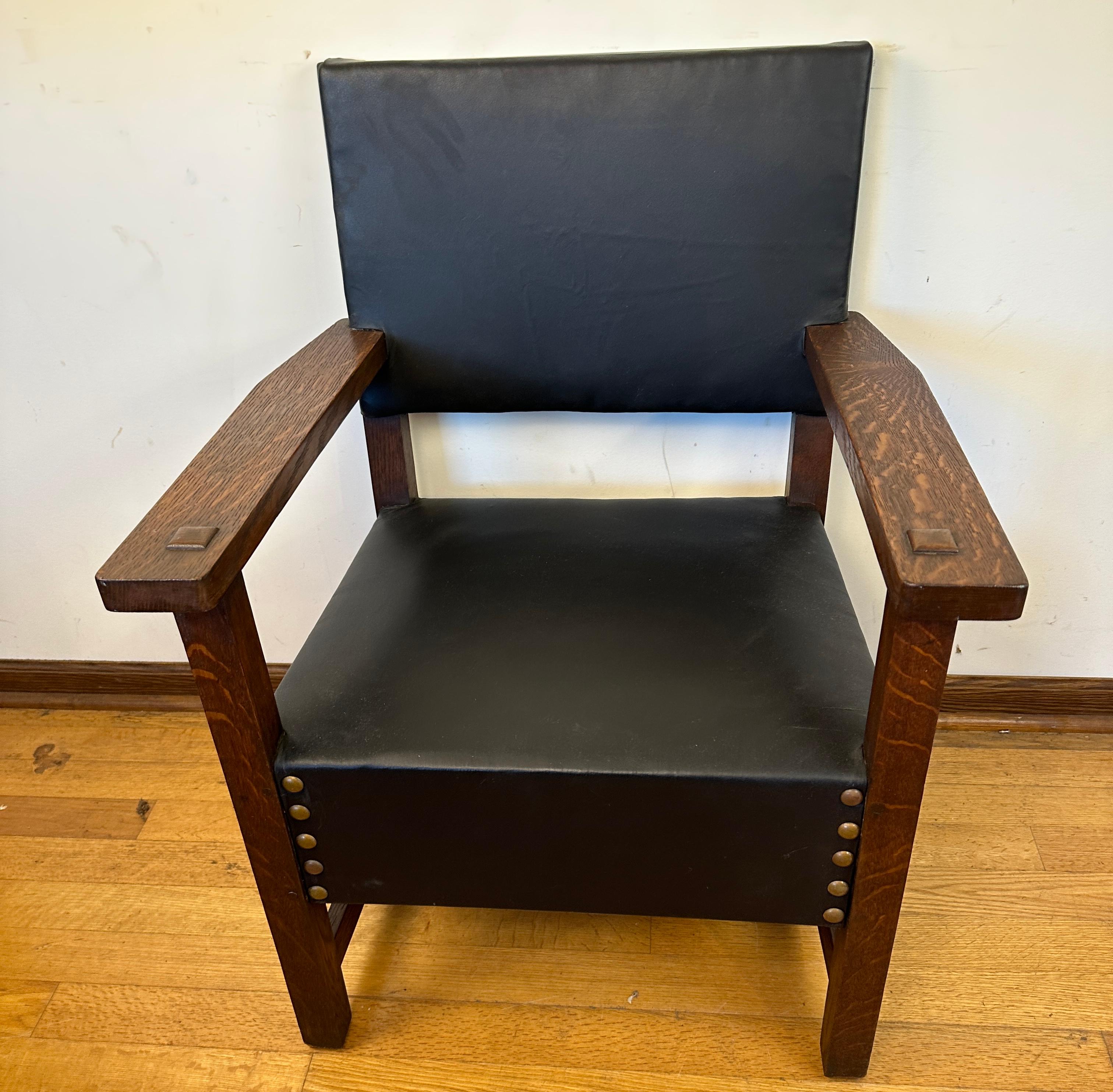 MOITIÉ MOINS !   MAINTENANT   EXTRA  OFF

Il s'agit d'une grande chaise de JG Stickley avec assise en cuir.  Elle est en excellent état.  Le siège a été récupéré avec du cuir noir filé à la main de première qualité, qui a été rempli de coton et de