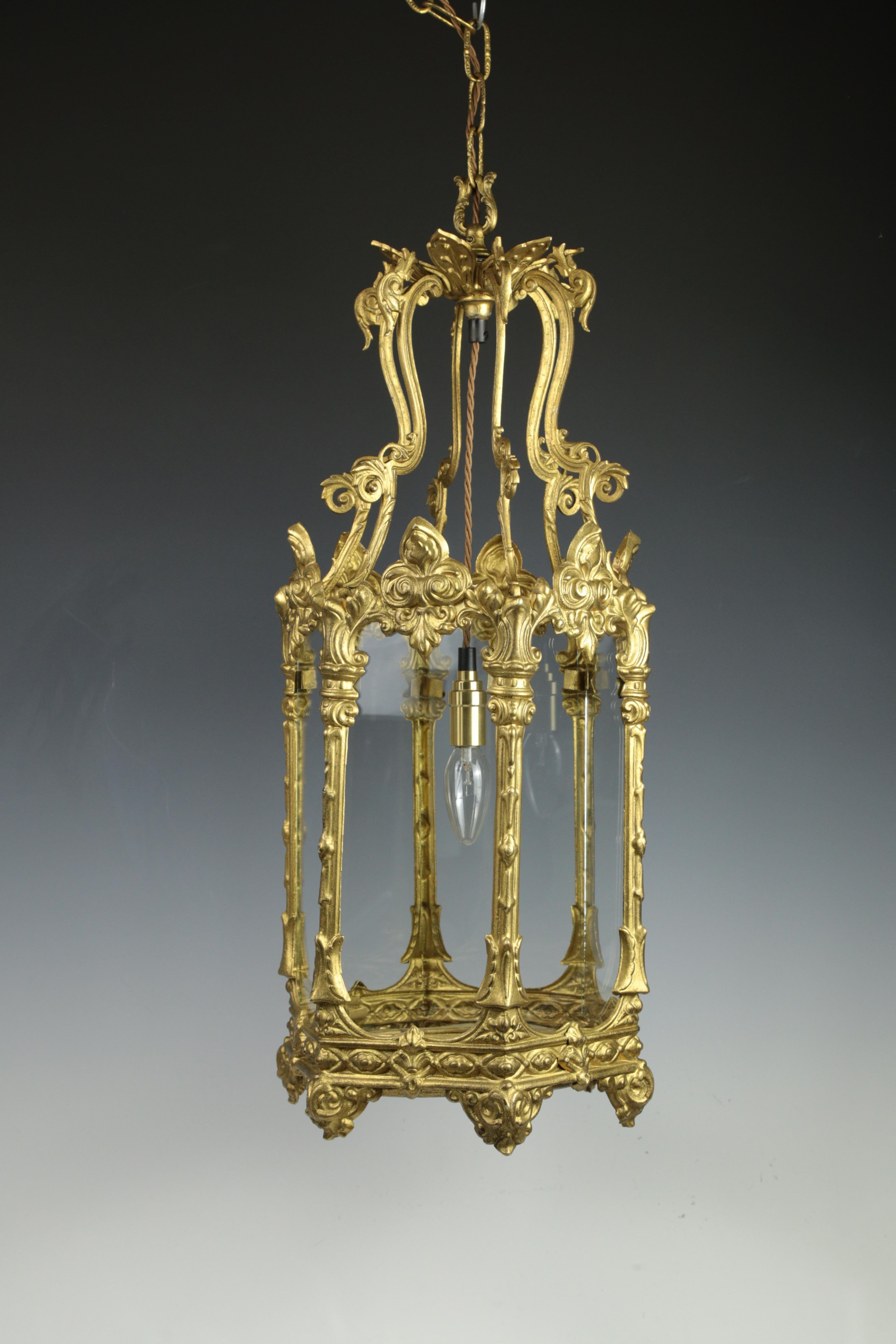 Lanterna d'ingresso antica, grande ed elegante, dorata

Questa squisita lanterna esagonale da corridoio è realizzata con maestria e dorata con eleganza, incarnando una raffinatezza senza tempo. La lanterna è progettata per essere sospesa con grazia