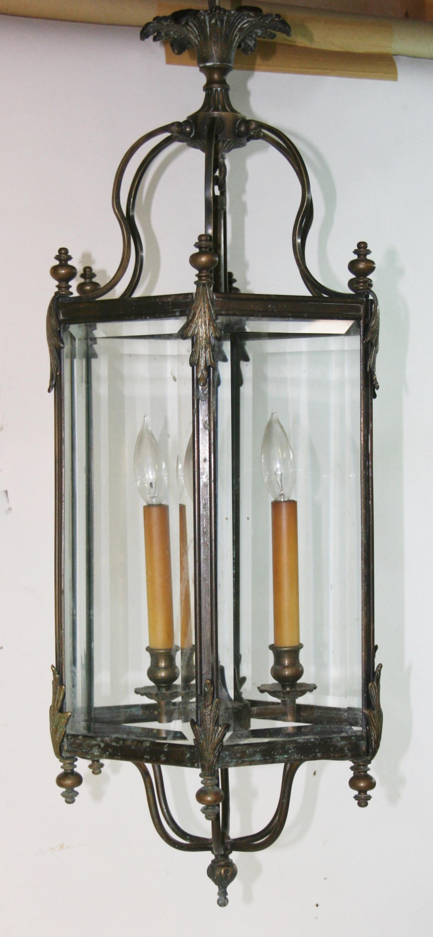 1949 Gran linterna inglesa de 3 luces de bronce y cristal biselado