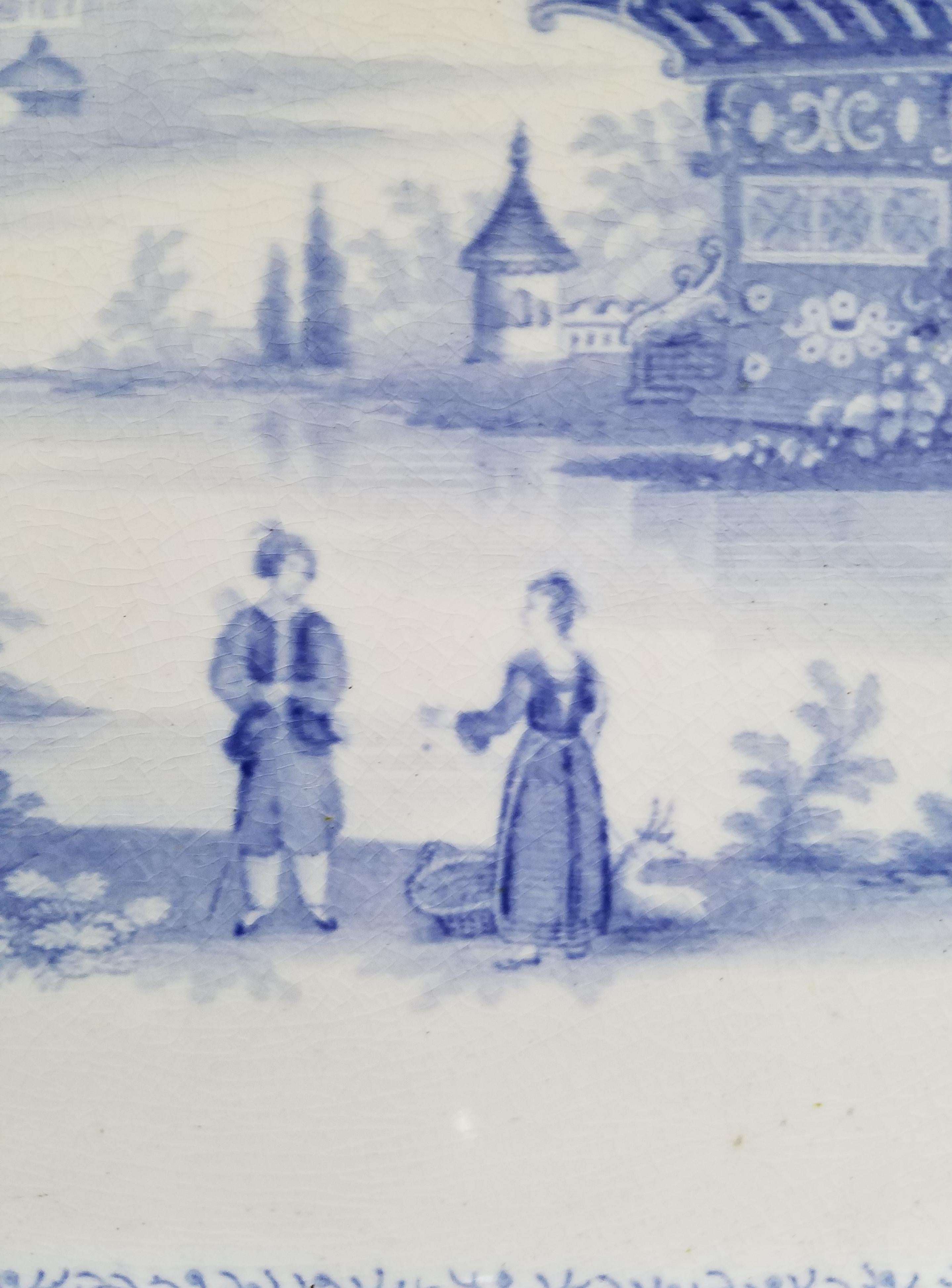 Große blau-weiße Staffordshire-Platte aus dem frühen 19. Jahrhundert mit exotischer Landschaft und Seetang-Bordüre.
 
  