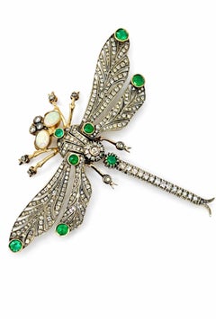 Circa 1900 Broche libellule en argent français surmonté d'or 12k diamant émeraude et opale