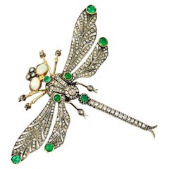 Circa 1900 Broche libellule en argent français surmonté d'or 12k diamant émeraude et opale