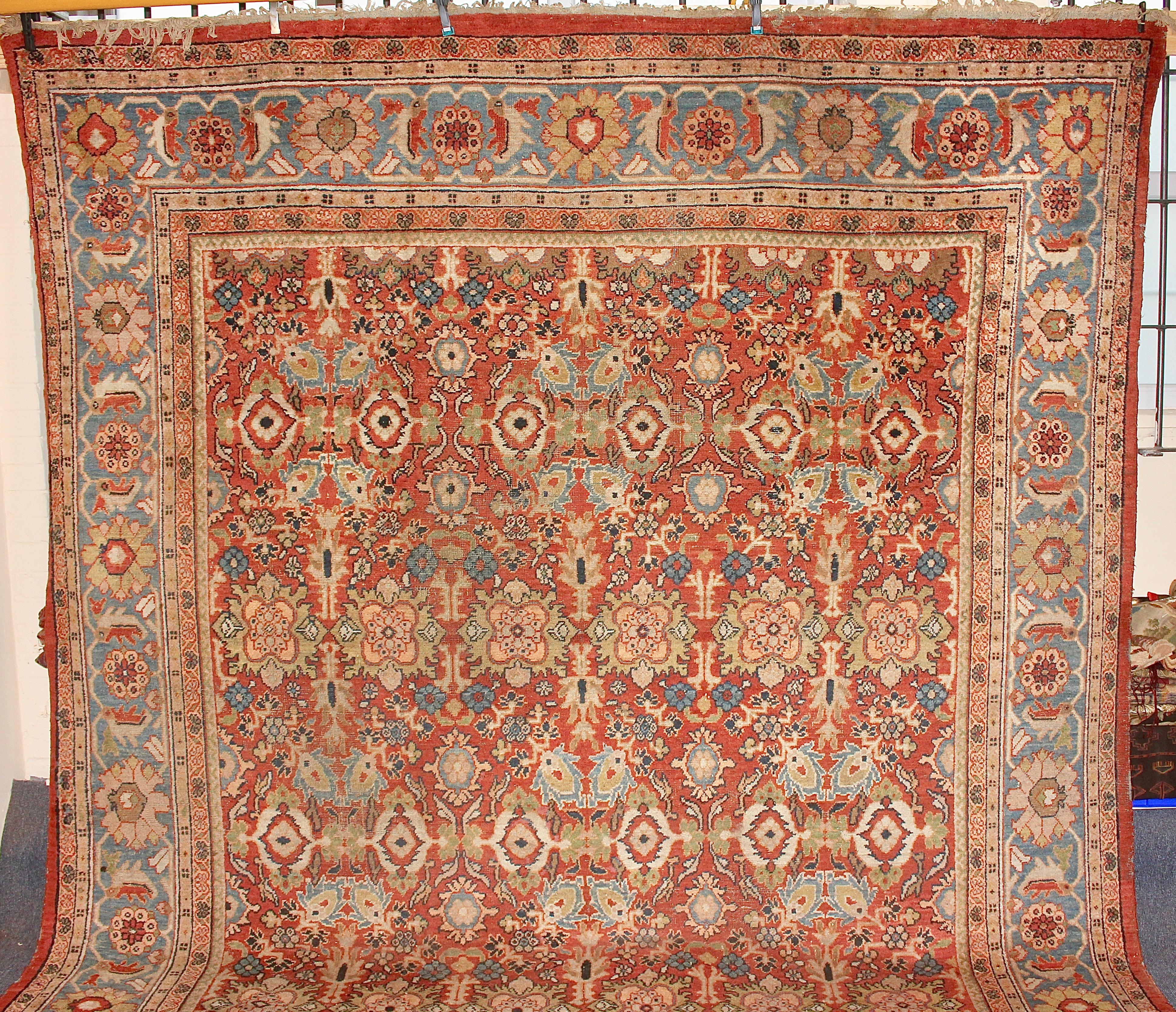 Hochwertiger, großer antiker Orientteppich. Teppichboden.

Handgeknüpft. Starke natürliche Farben. Schönes Muster.
Der Teppich befindet sich in einem altersbedingten Zustand.
Teilweise Gebrauchsspuren.

Die Bilder sind Teil der