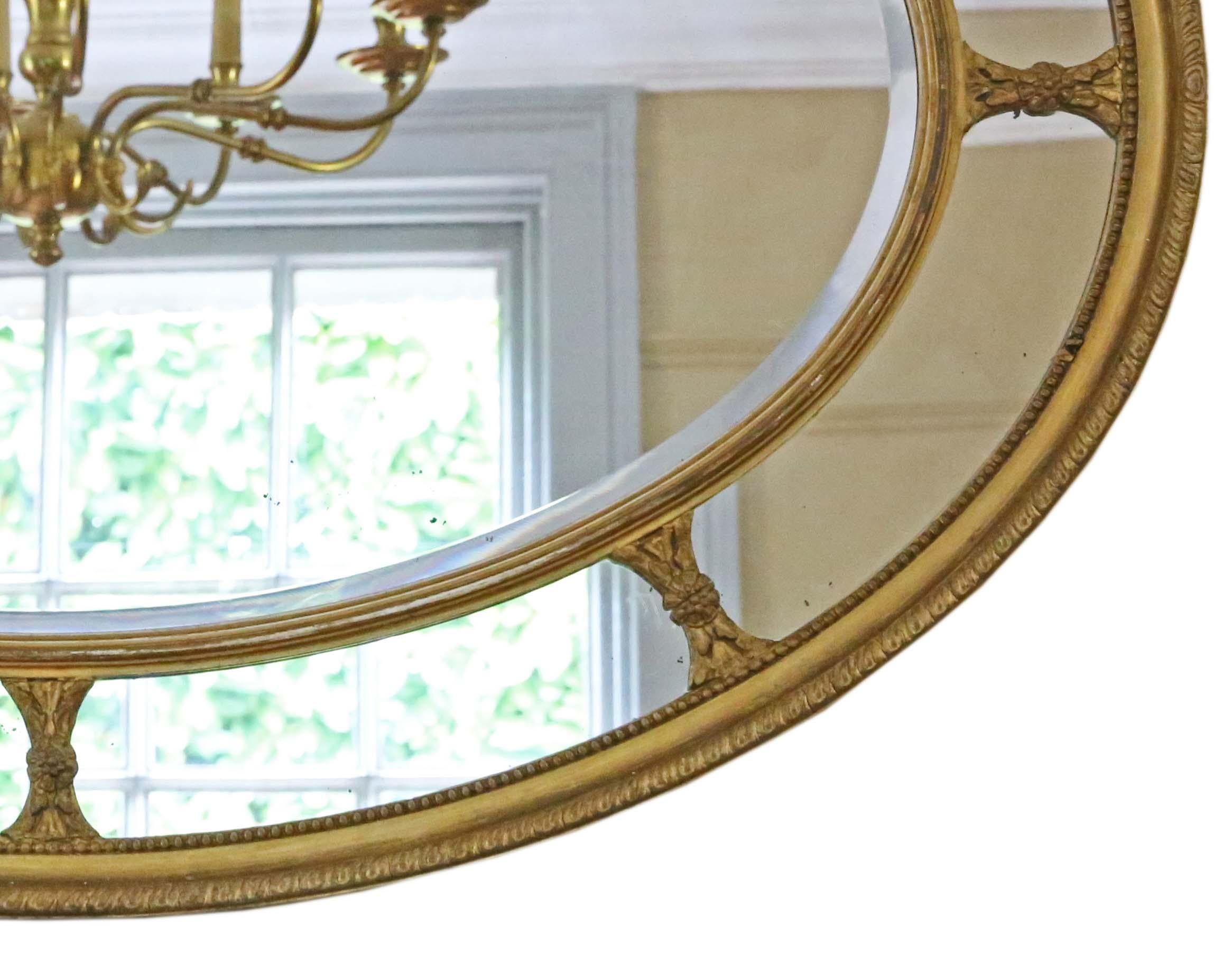 Verre Antique grand miroir mural ovale doré à coussin surmonté d'un manteau de qualité supérieure 19ème siècle en vente