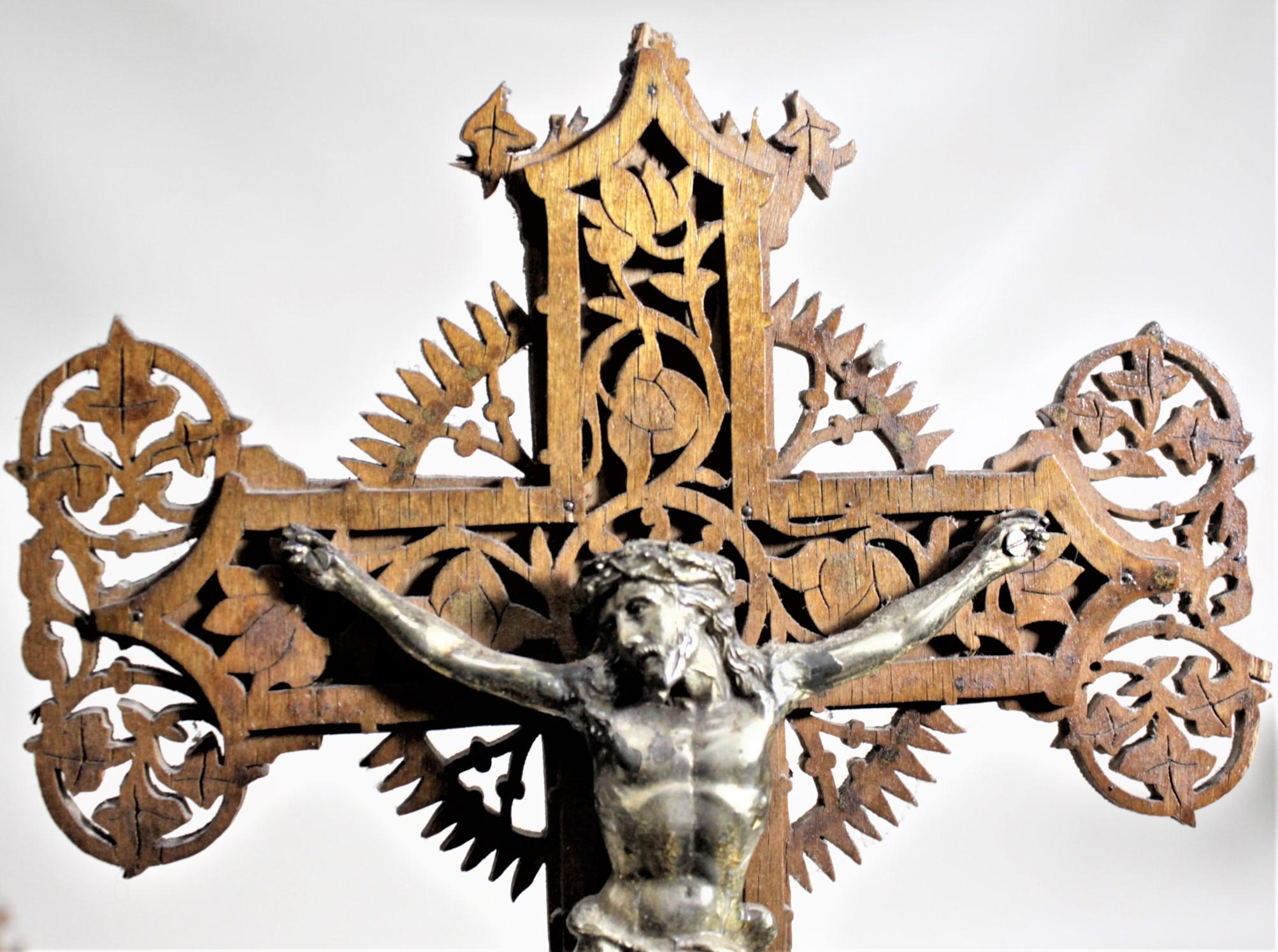 Antike große Volkskunst Handcrafted hölzerne Laubsägearbeiten Kruzifix oder Kreuz und Stand im Angebot 6