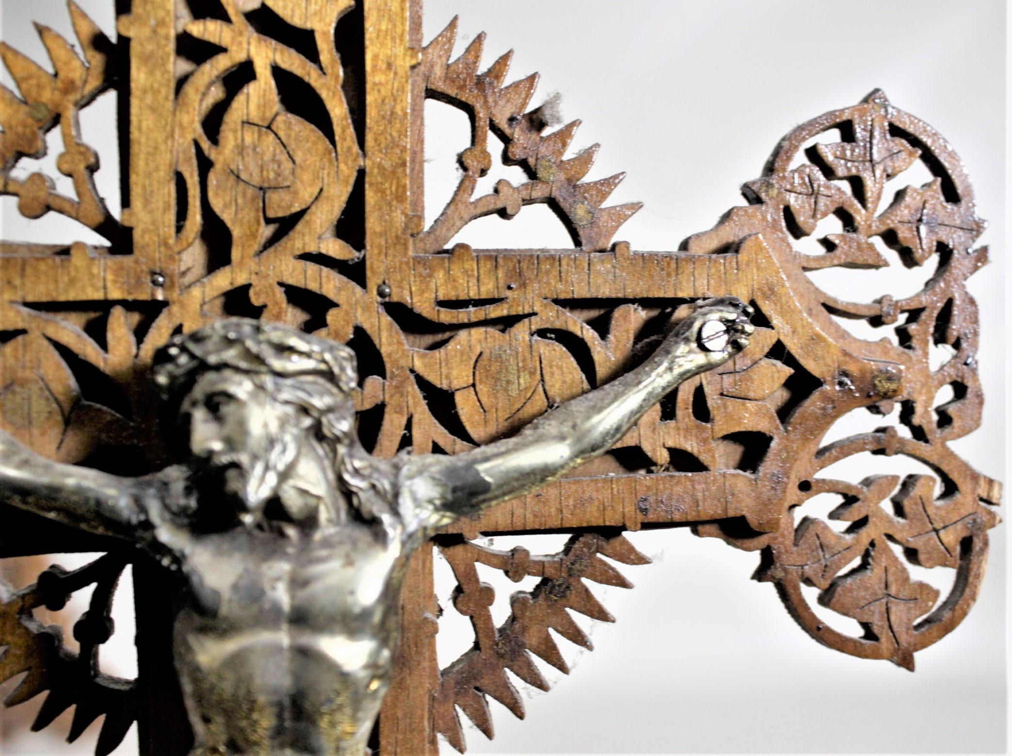 Antike große Volkskunst Handcrafted hölzerne Laubsägearbeiten Kruzifix oder Kreuz und Stand im Angebot 7