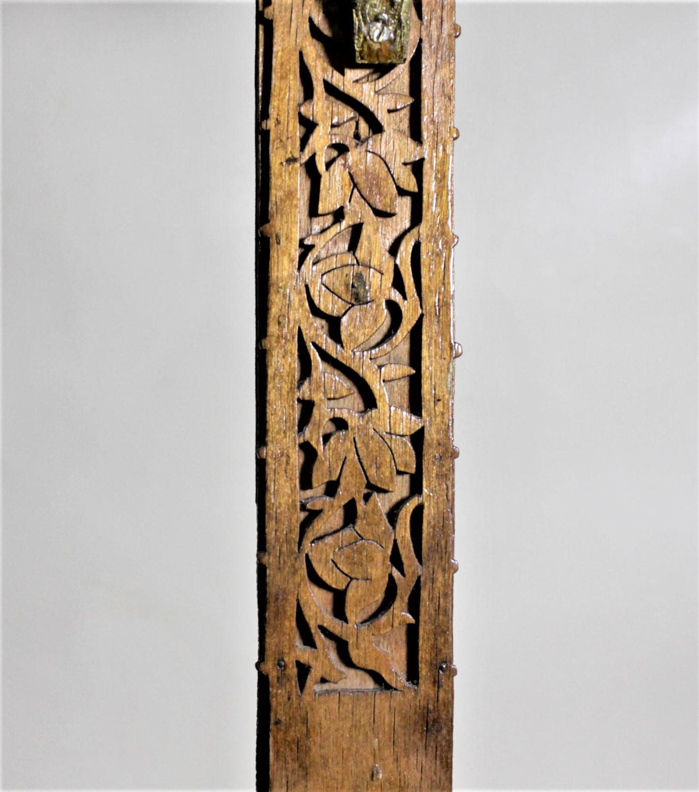 Antike große Volkskunst Handcrafted hölzerne Laubsägearbeiten Kruzifix oder Kreuz und Stand im Angebot 8